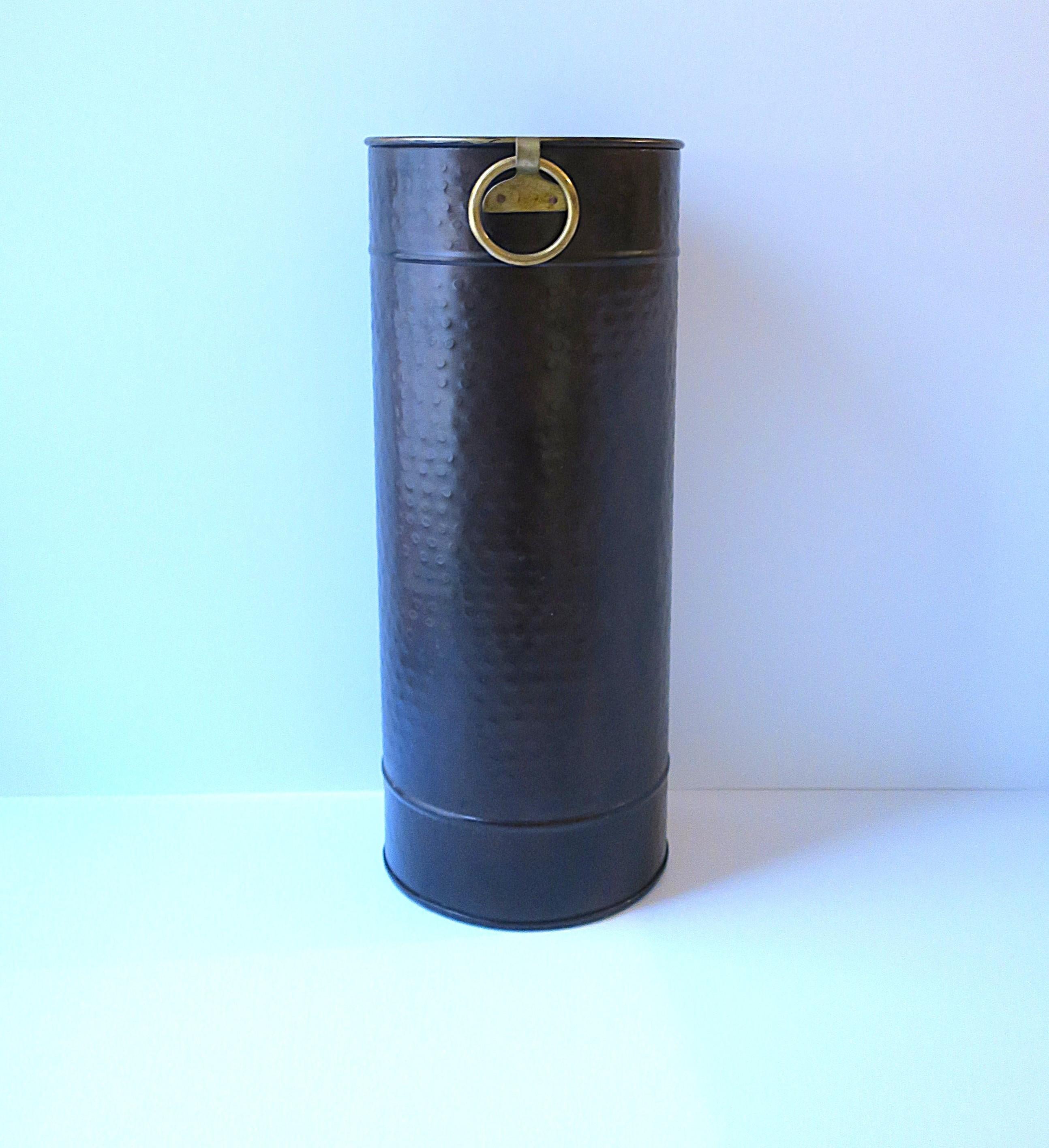 Porte-parapluies en marron foncé et or, vers la fin du 20e siècle. Le support est en métal martelé dans une riche teinte brun foncé avec des accents de boucle dorés finis avec un bord doré. Positionner le détail de la boucle face à l'avant/arrière