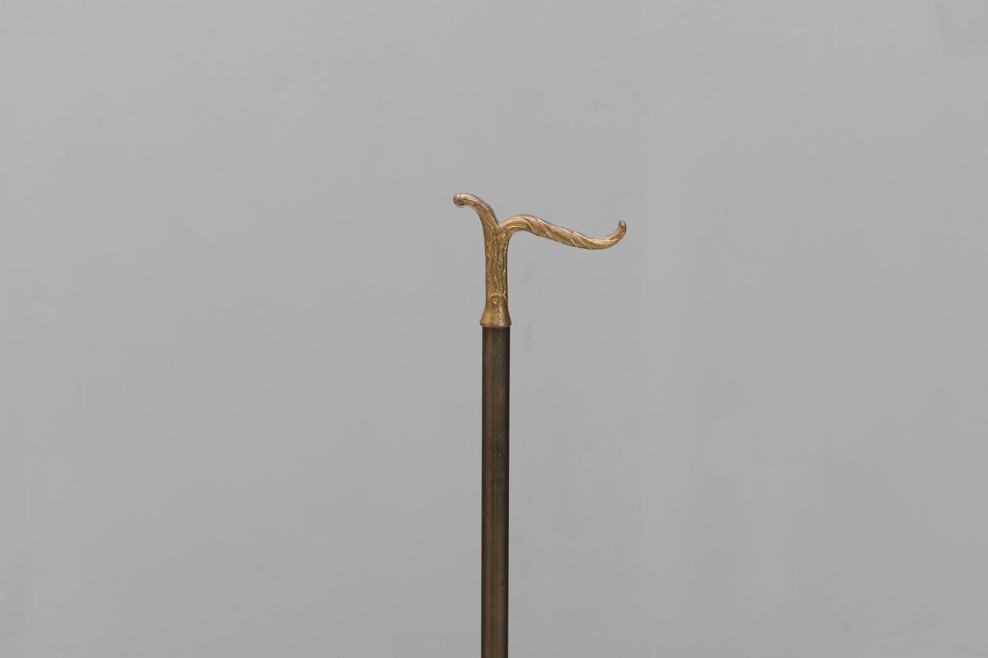 Porte-parapluie en forme de parapluie avec poignée en laiton. Vers 1950.

H 94cm x L 40cm x P 40cm