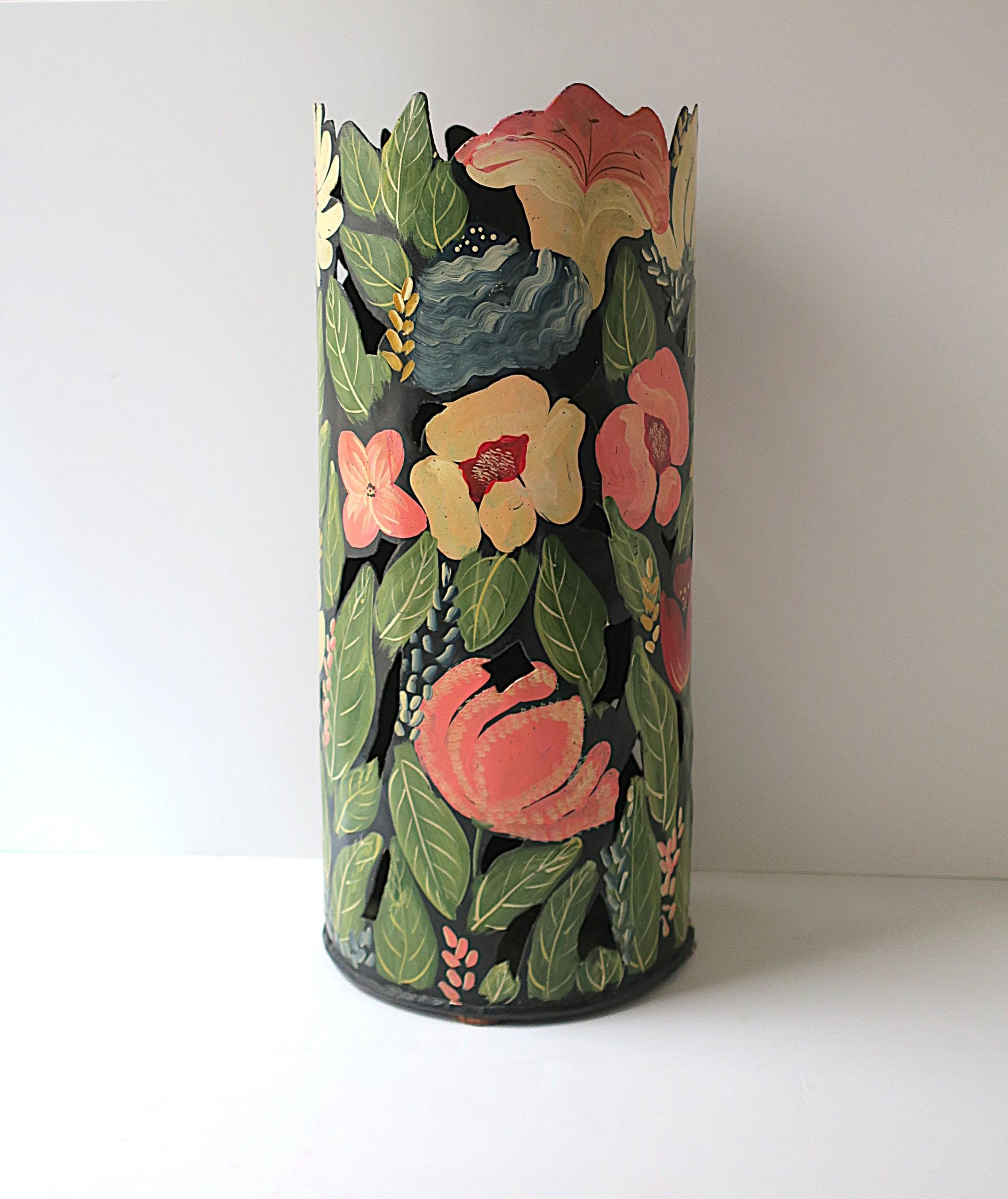 Schöner handbemalter Schirmständer mit Blumen und Blättern, ca. Mitte des 20. Jahrhunderts. Das Stück ist aus Metall, mit einem perforierten Design und einer detaillierten Kante an der Oberseite, die die Blumen und Blätter umreißt; fertig mit einem