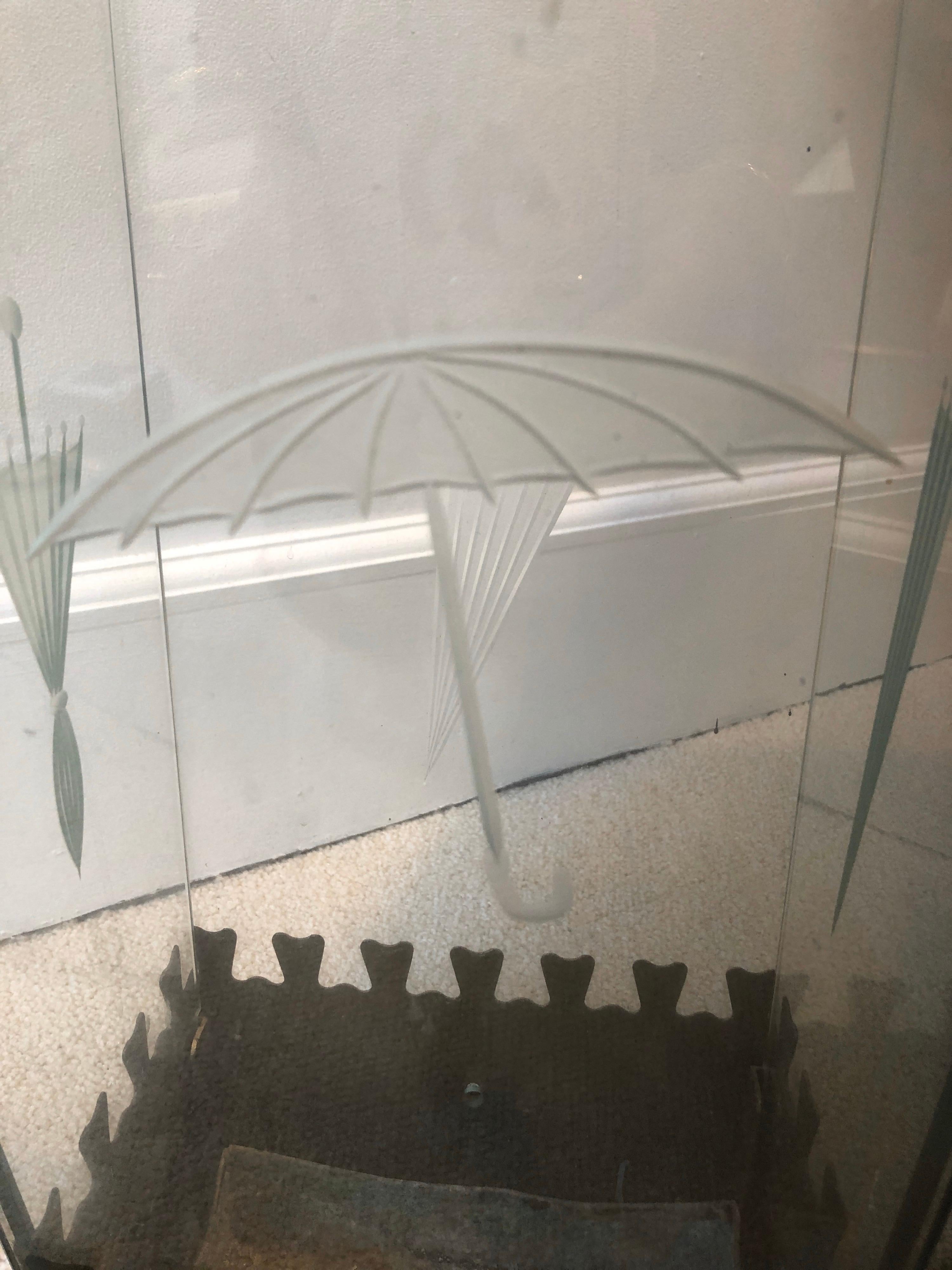 Très rare et beau porte-parapluies des années 1940 par Fontana Arte, avec un cadre en laiton.
et quatre feuilles de verre gravées d'un délicat parapluie.
Une base en métal doré (contenu) qui retient les gouttes de pluie et s'enlève pour être vidée