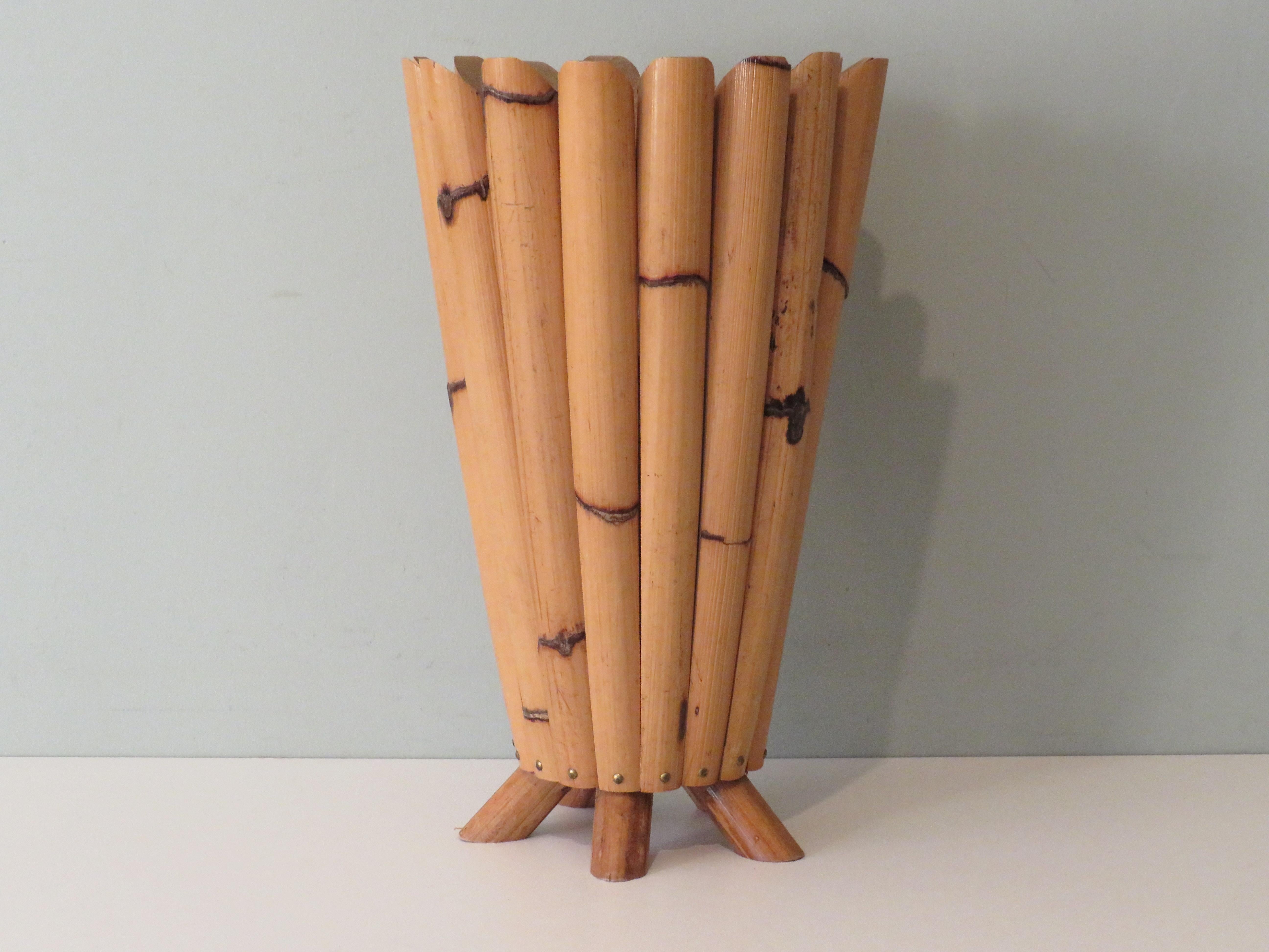 Umbrella stand on 5 legs, completely made of bamboo and equipped with the original, galvanized inner box.
The umbrella stand has a height of 41.5 cm.
The diameter at the top is 18.5 cm on the inside and 25.5 cm on the outside.