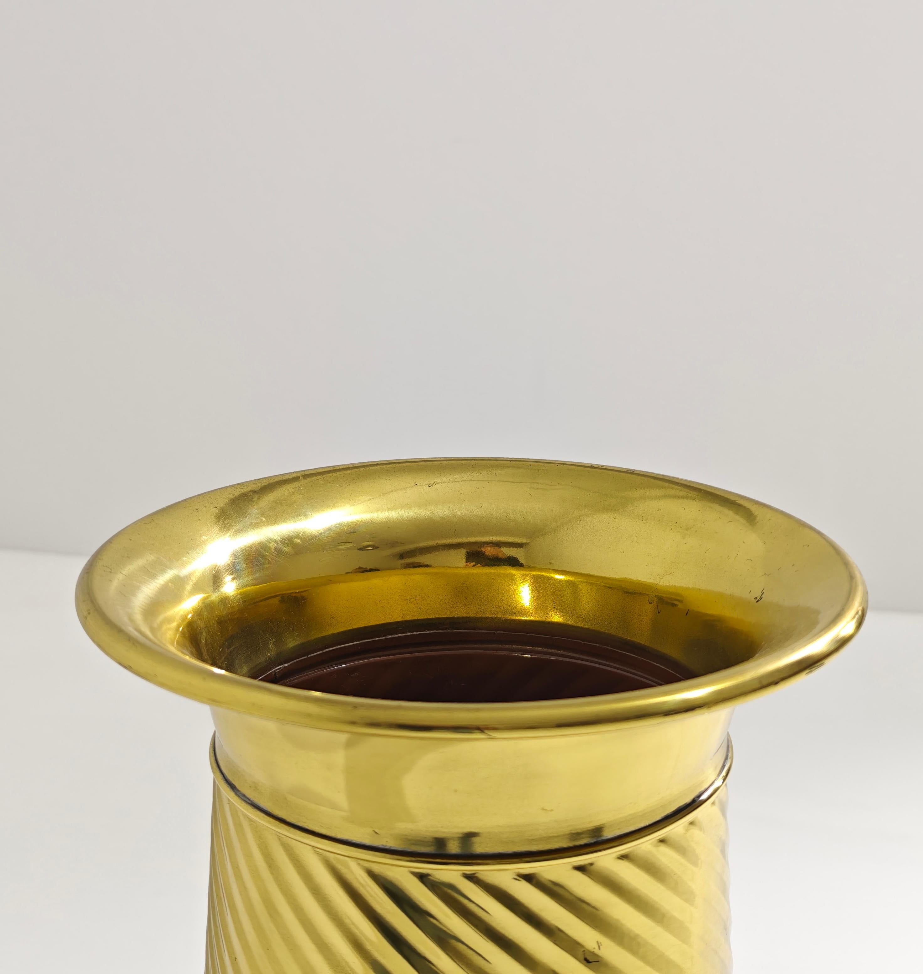Umbrella stand of excellent Italian manufacture with RAMA stamp. Circular foot, inverted bell-shaped torchon body. Italian production from the 70s. Please watch the video and photos carefully, thank you.

Weight: 1.840 Kg
Base diameter: 22 cm

NOTE: