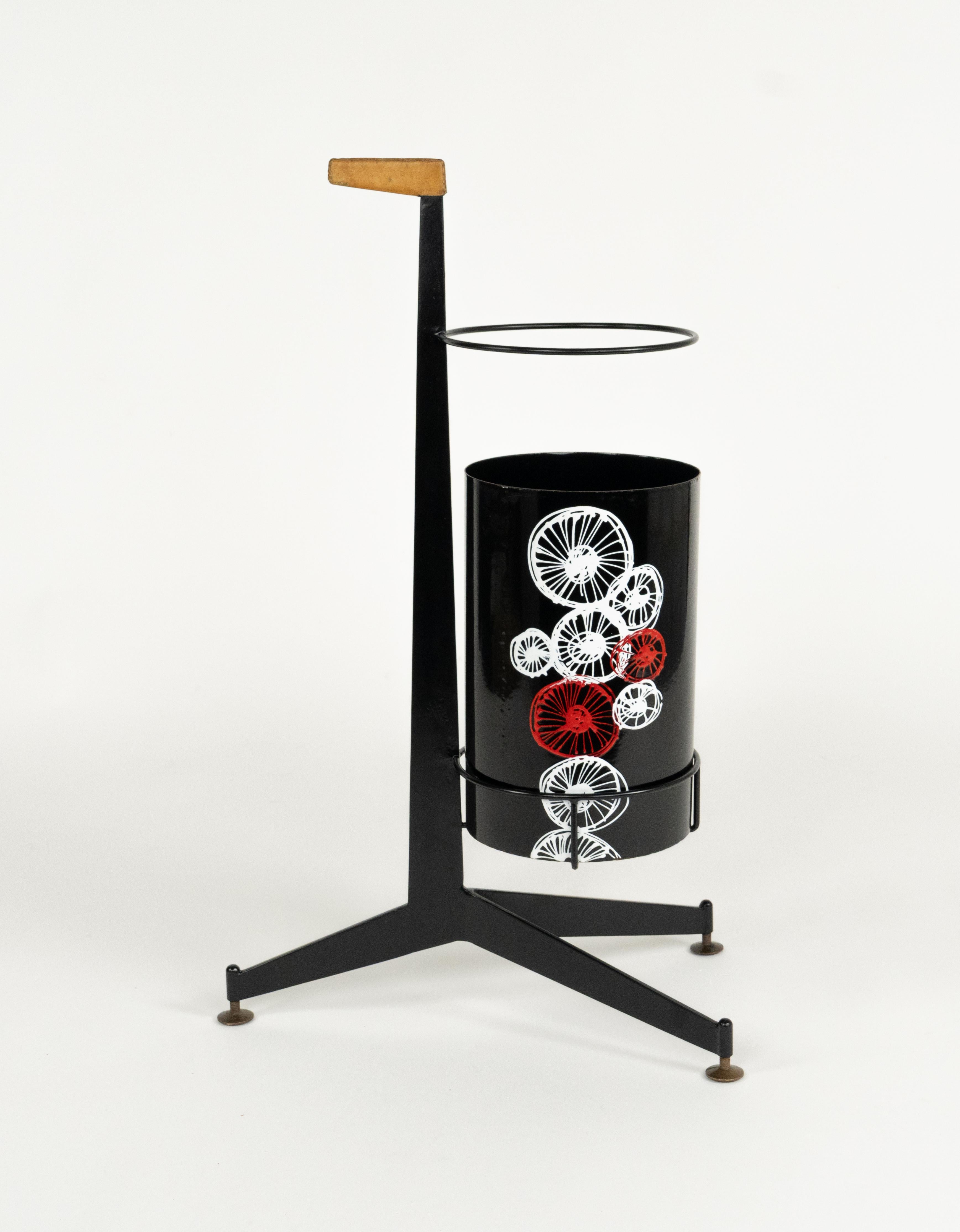Porte-parapluies du milieu du siècle en fer émaillé et peint avec des détails en laiton et en cuir par S.I.V.A. di Poggibonsi.

Fabriqué en Italie dans les années 1960.

S.I.V.A., fabrique d'émaux artistiques sur acier, a été fondée en 1953 par le