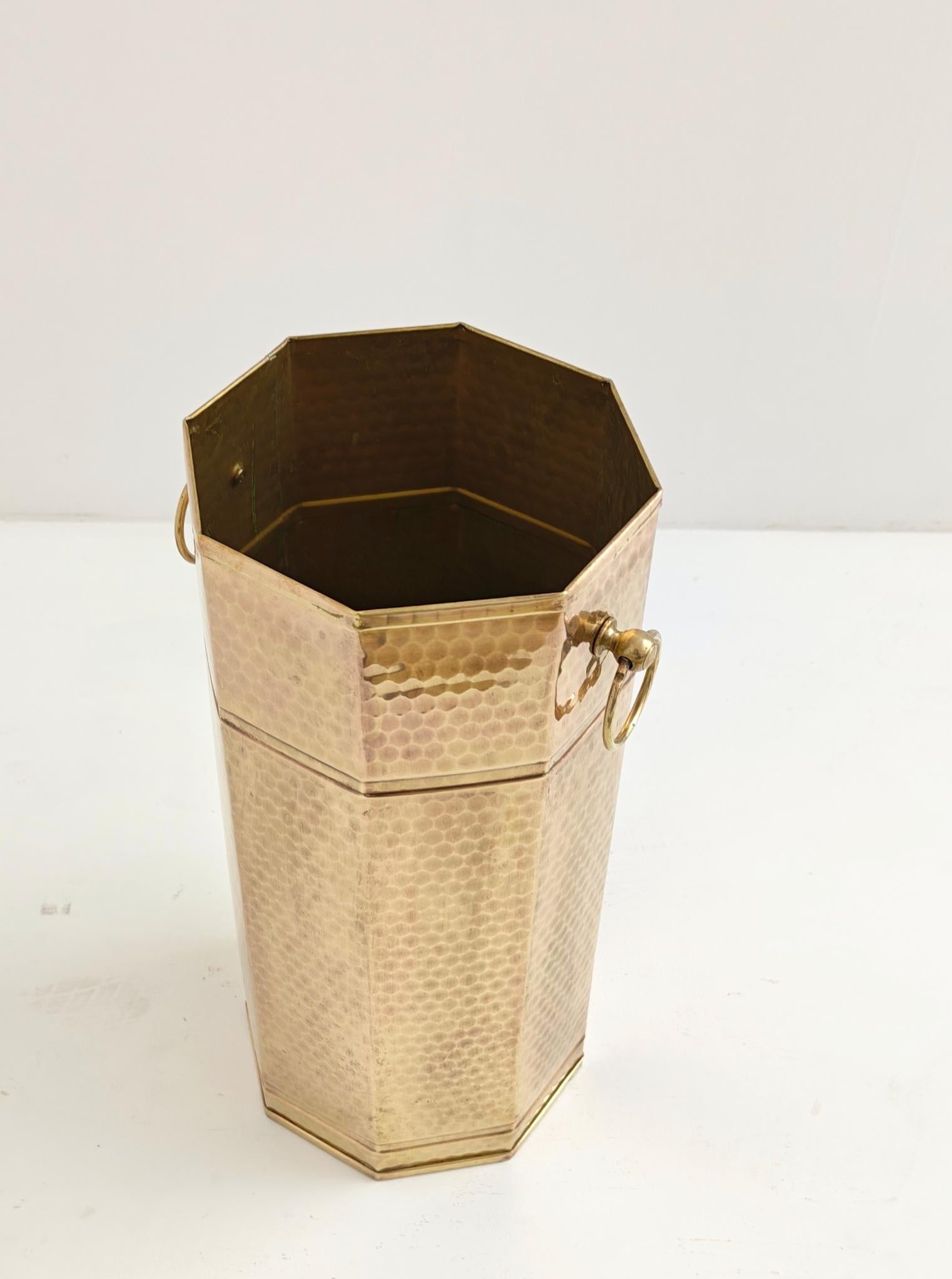Porte-parapluies en laiton martelé Hexagonal Mid-Century Modern Design Italy 1960 en vente 3