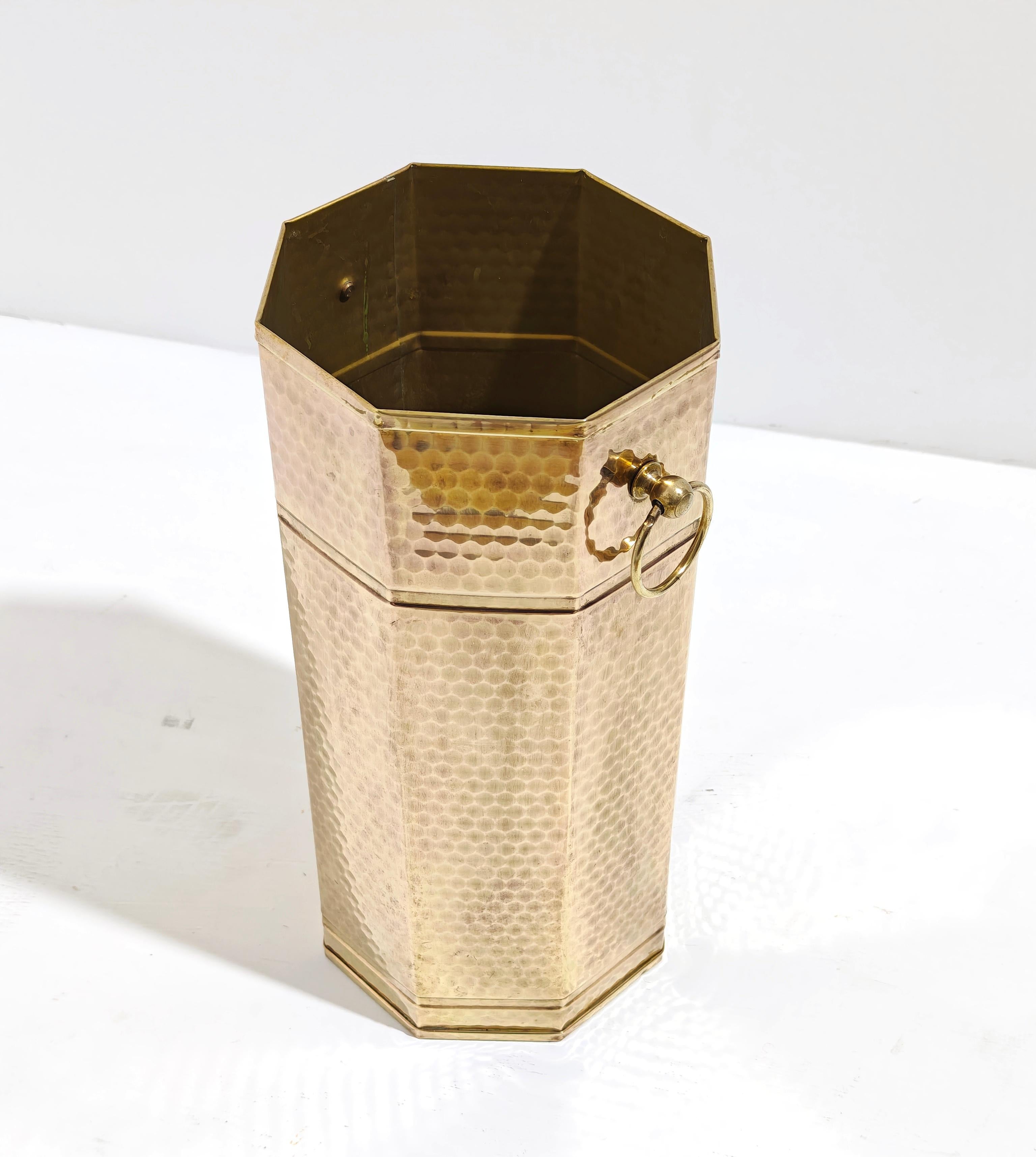 Porte-parapluies en laiton martelé Hexagonal Mid-Century Modern Design Italy 1960 en vente 4