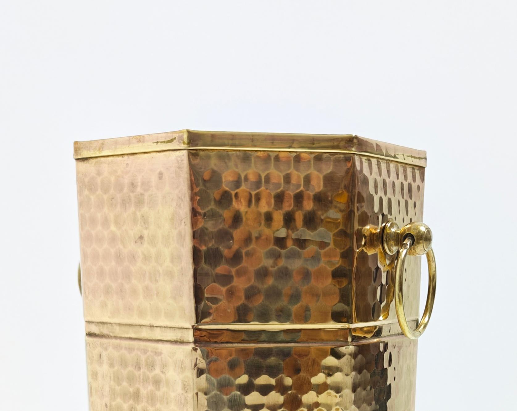 Porte-parapluies en laiton martelé Hexagonal Mid-Century Modern Design Italy 1960 en vente 5