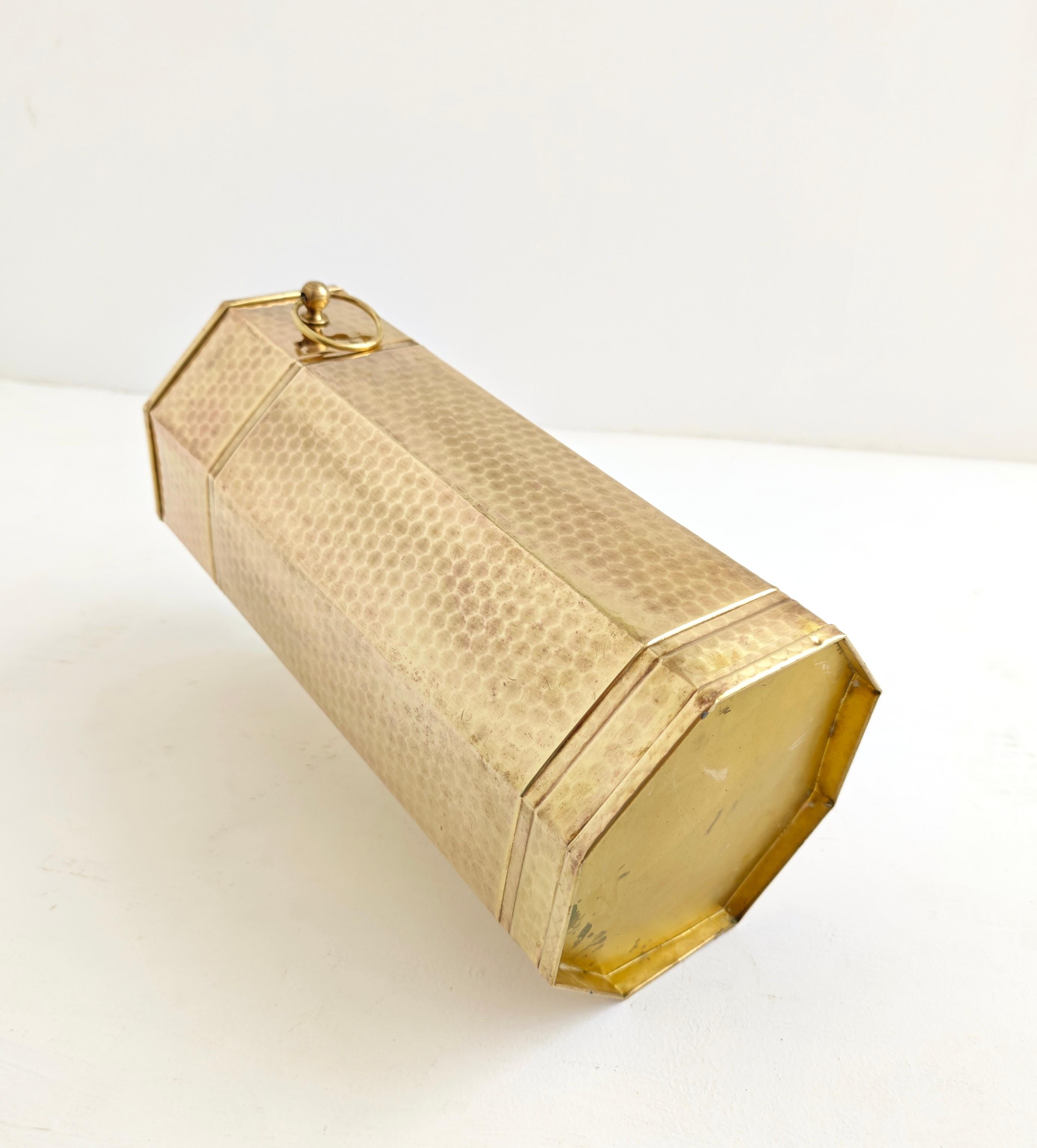 Porte-parapluie d'excellente facture italienne. Entièrement en laiton martelé, il présente un corps hexagonal avec deux poignées en anneau. Fabriqué en Italie dans les années 1960. Veuillez examiner attentivement la vidéo et les photos,