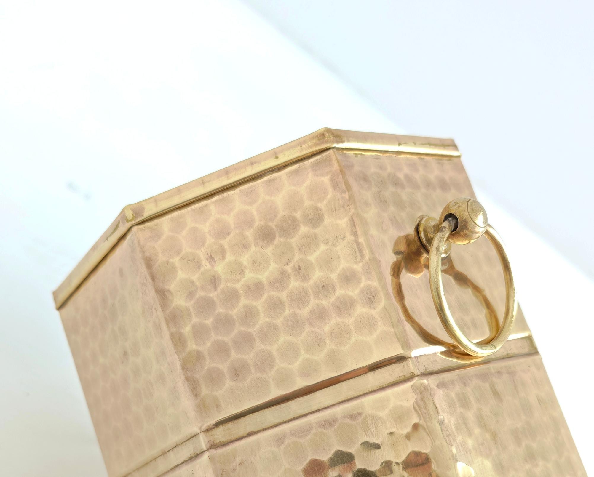 italien Porte-parapluies en laiton martelé Hexagonal Mid-Century Modern Design Italy 1960 en vente