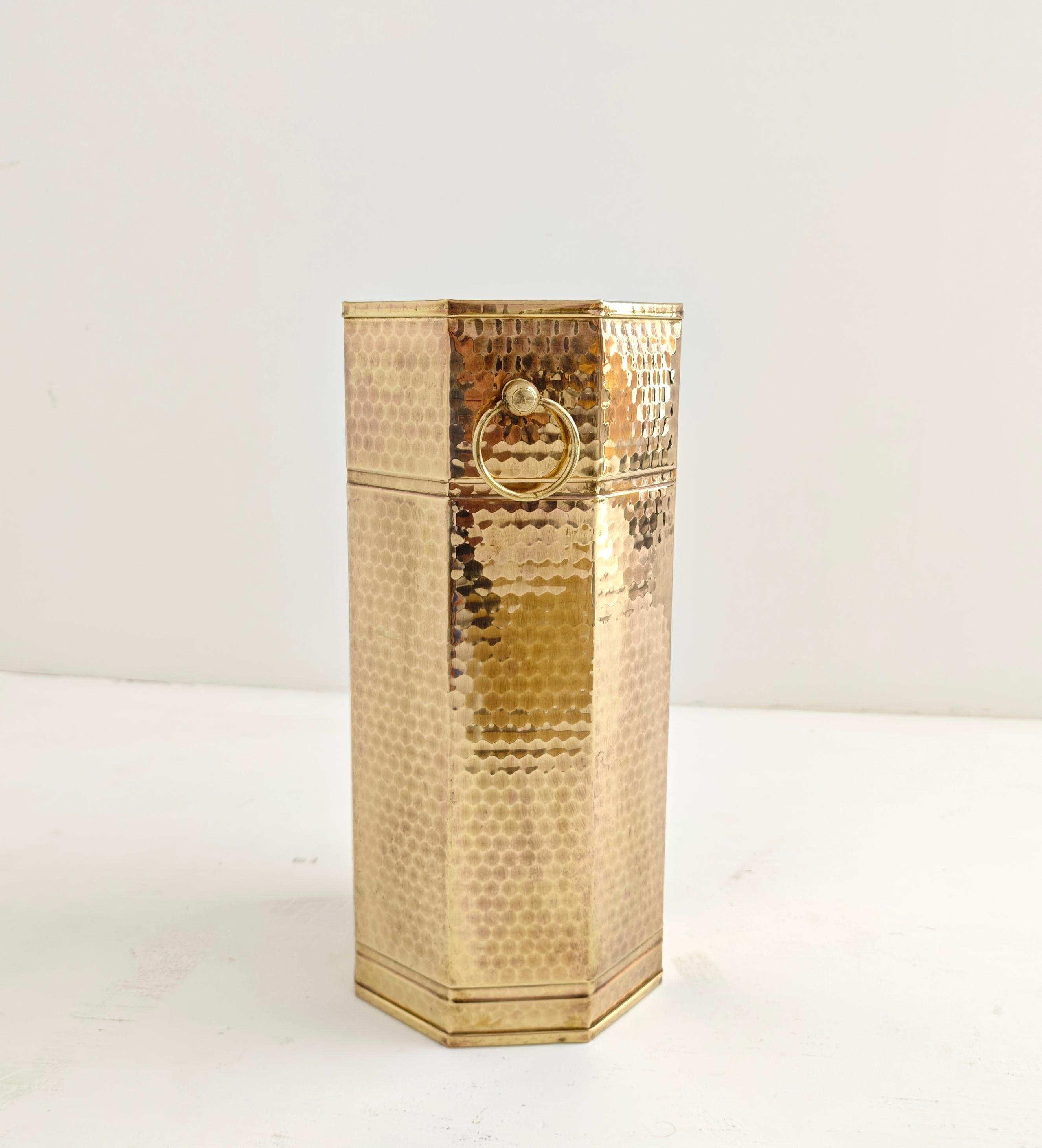 Martelé Porte-parapluies en laiton martelé Hexagonal Mid-Century Modern Design Italy 1960 en vente