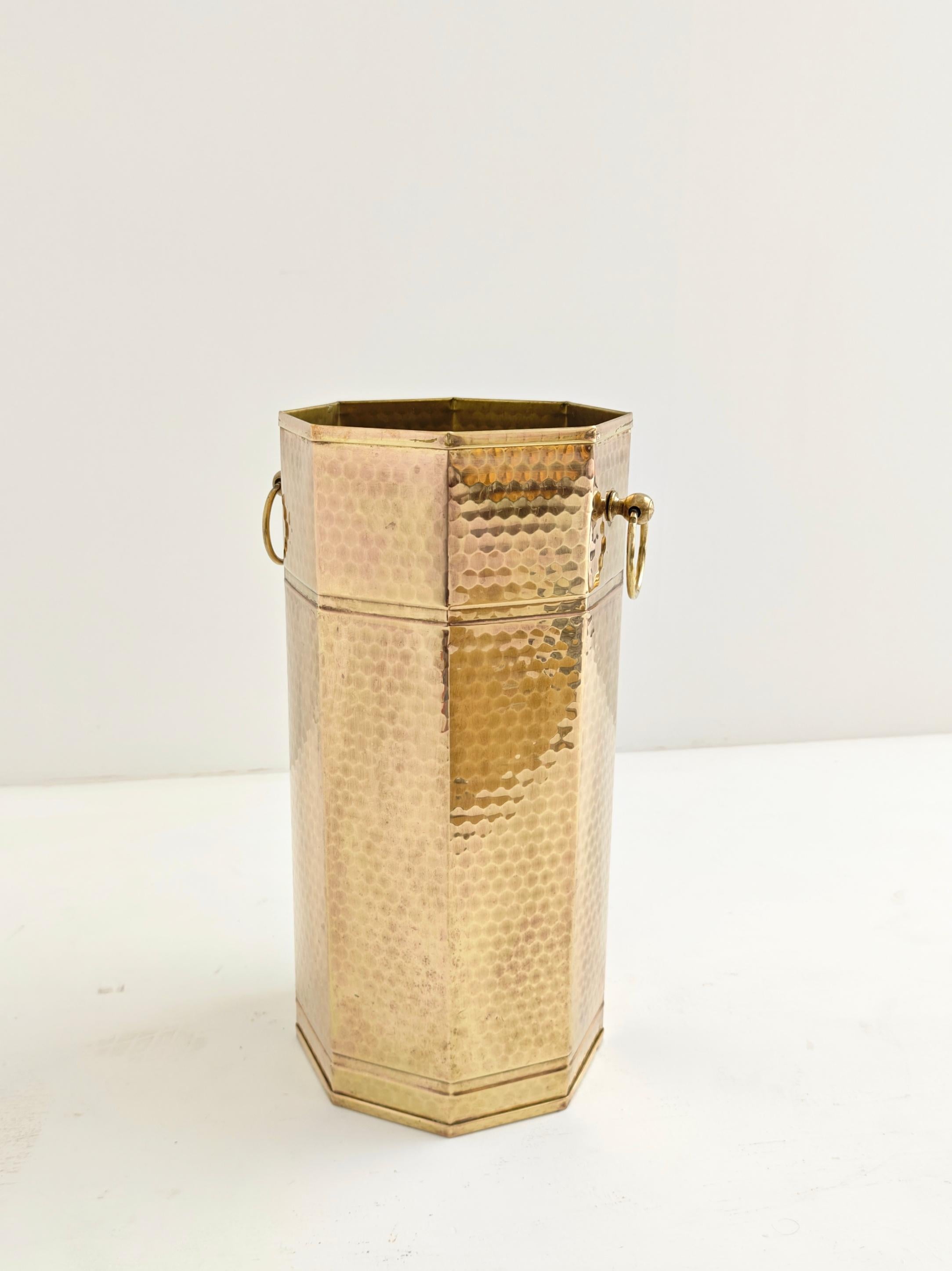 20ième siècle Porte-parapluies en laiton martelé Hexagonal Mid-Century Modern Design Italy 1960 en vente