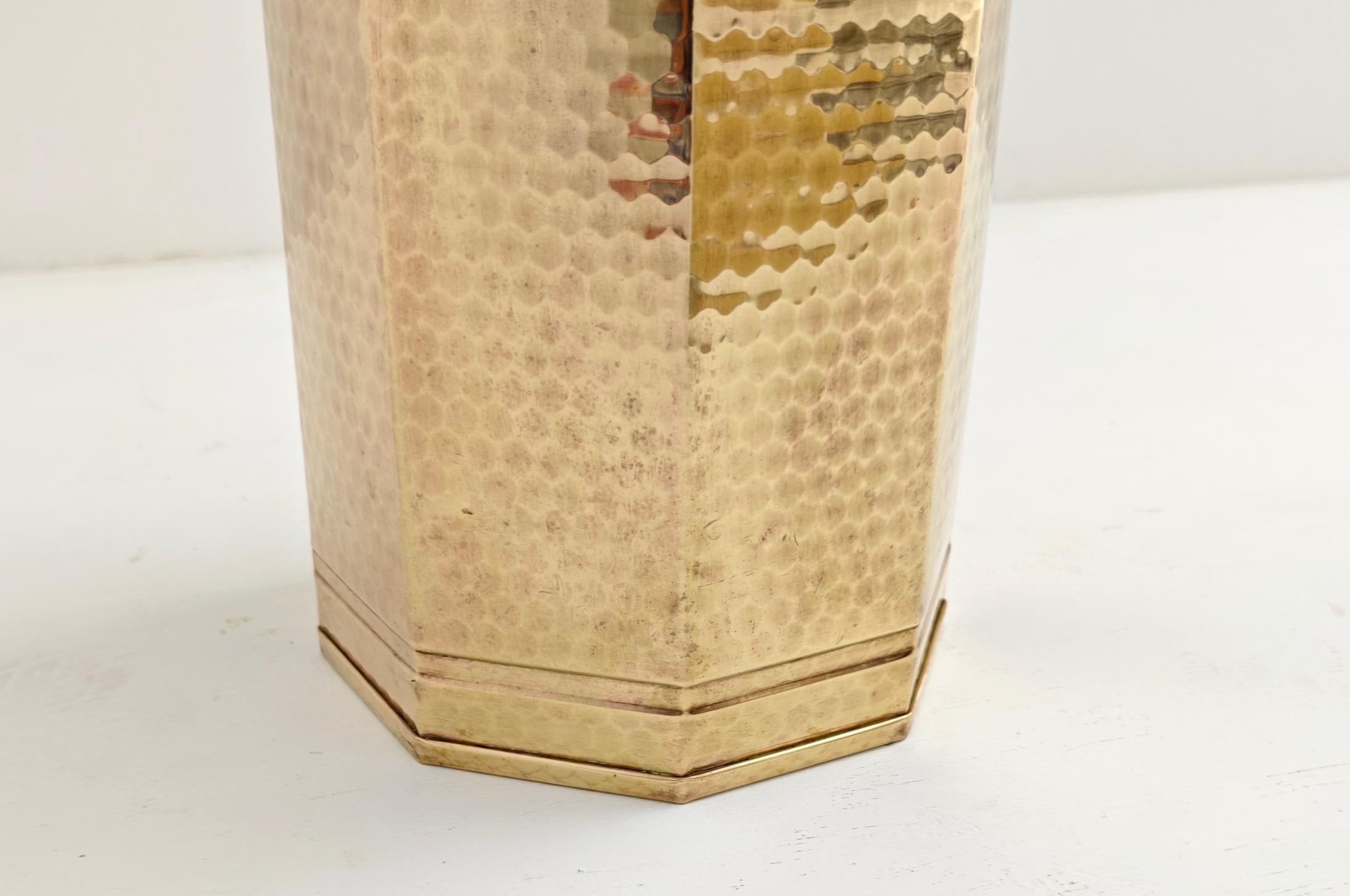 Laiton Porte-parapluies en laiton martelé Hexagonal Mid-Century Modern Design Italy 1960 en vente
