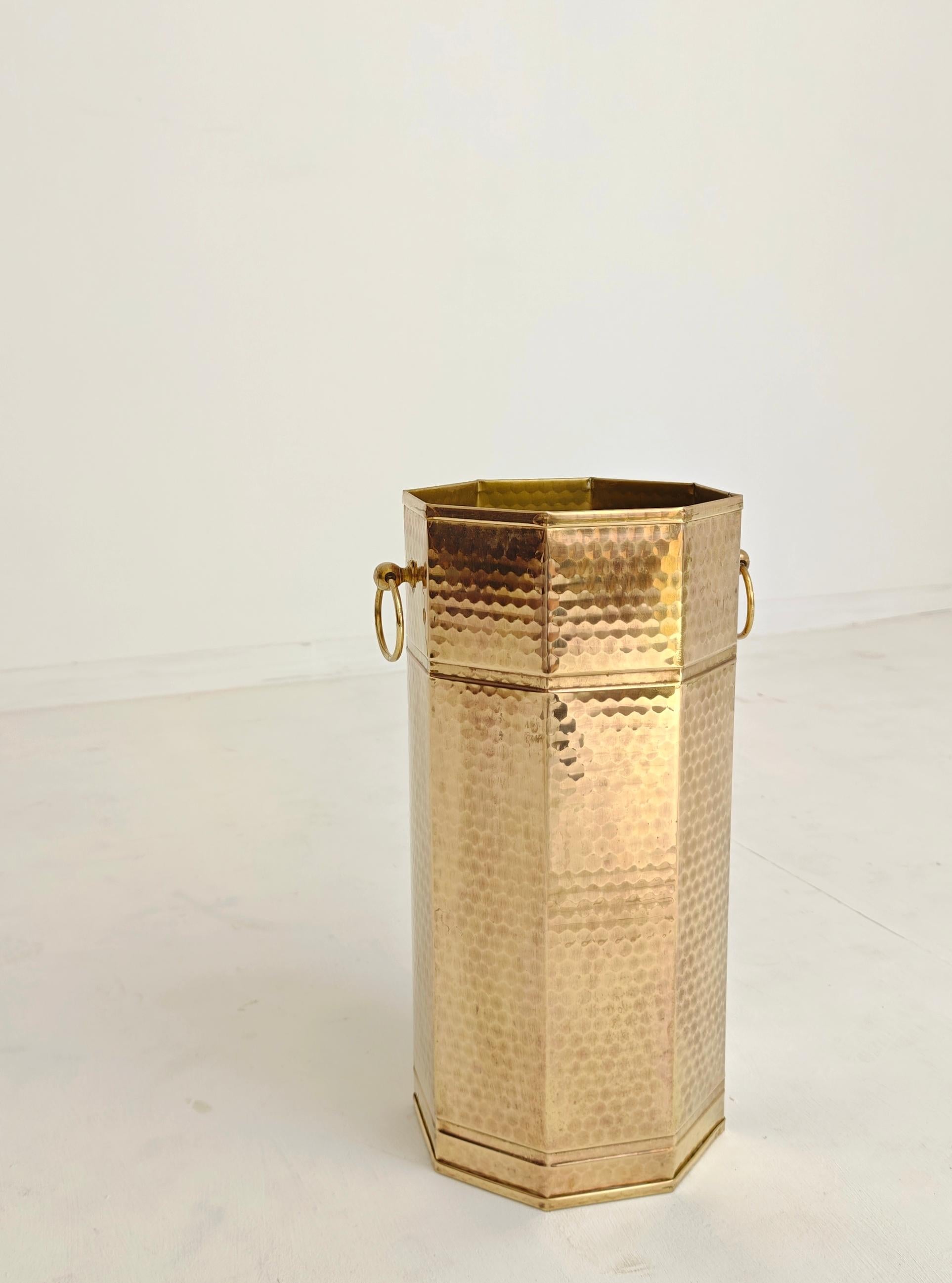 Porte-parapluies en laiton martelé Hexagonal Mid-Century Modern Design Italy 1960 en vente 1