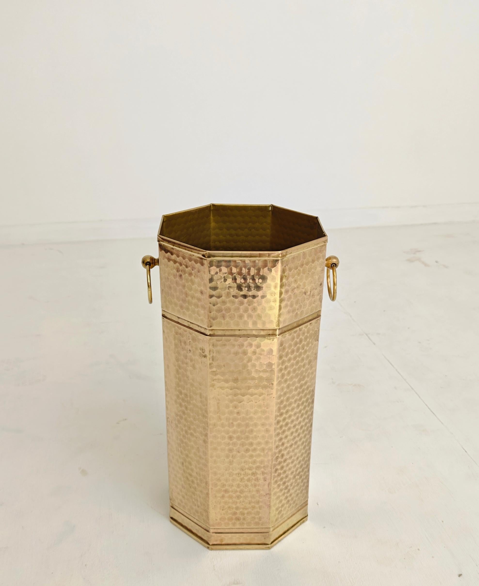 Porte-parapluies en laiton martelé Hexagonal Mid-Century Modern Design Italy 1960 en vente 2