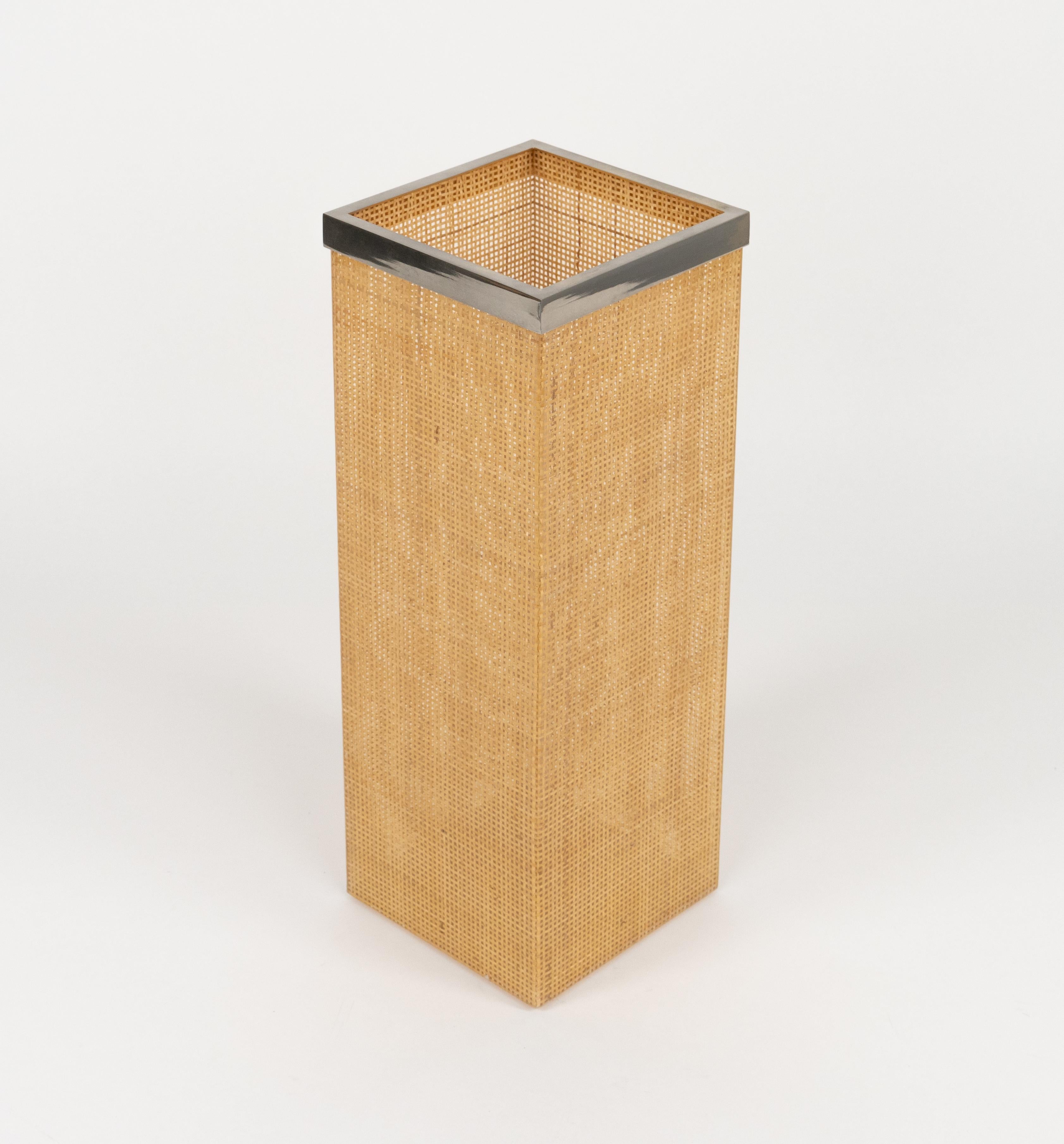 Midcentury amazing umbrella stand in lucite, wicker and chrome in the style of Christian Dior.

Made in Italy in the 1970s.  

This item is a wonderful addition to every modern home.