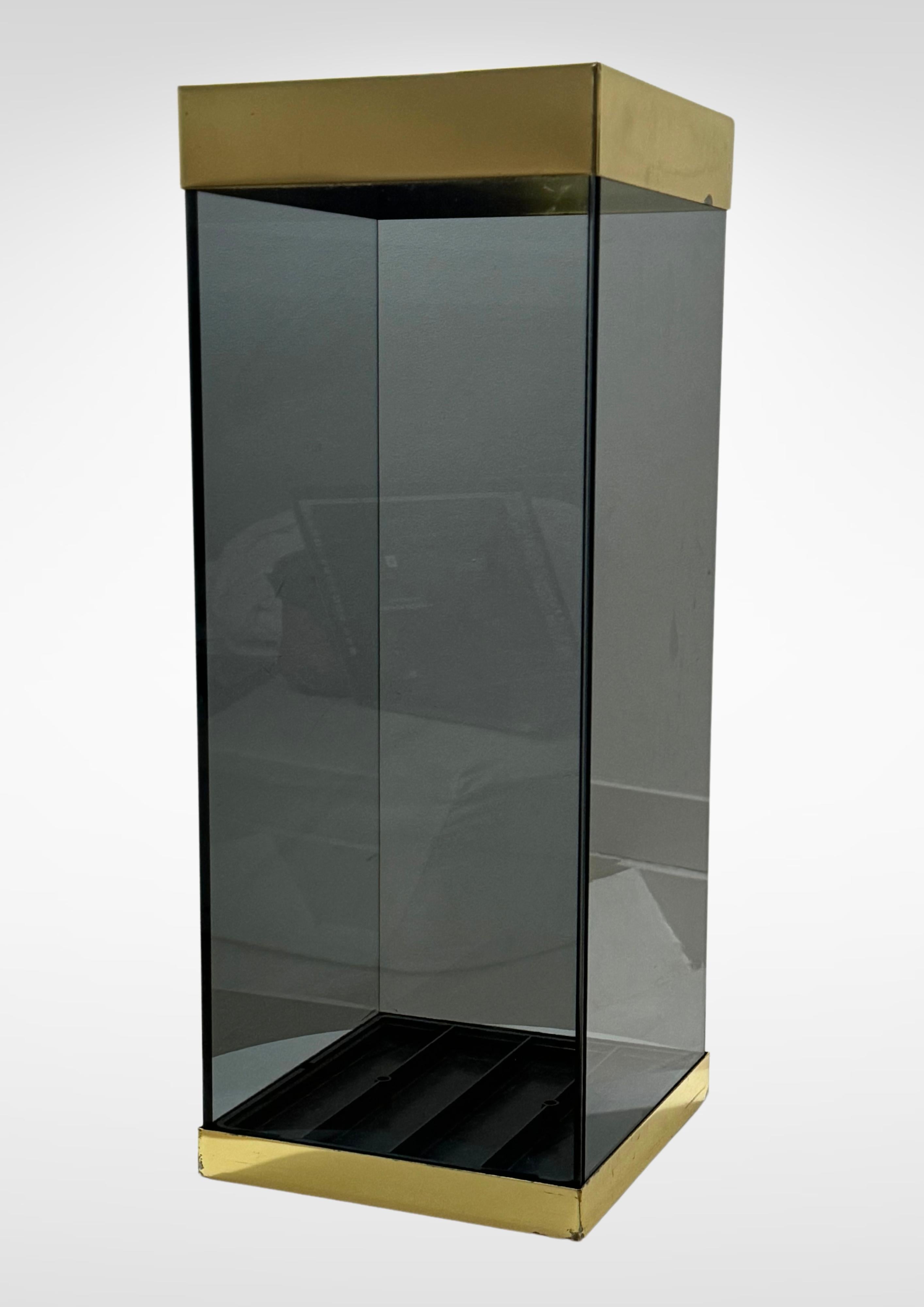 Italian design umbrella stand by Umberto Mascagni circa 1970s.
Made of smoked glass and brass with a detachable plastic drain tray for the base.
The stand is signed on the interior and towards the base too.
Very neat umbrella stand with very minimal