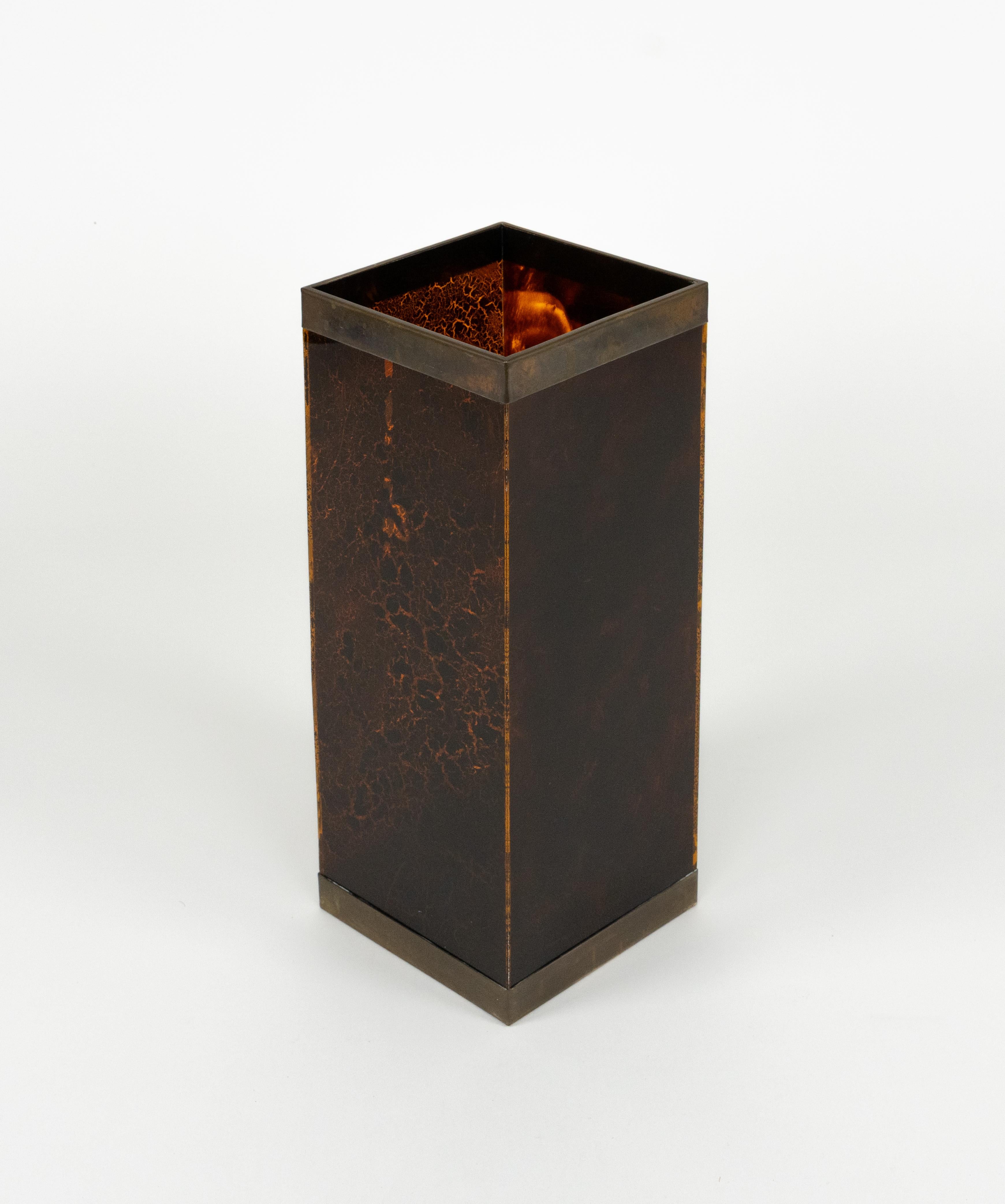 Erstaunlicher Schirmständer aus der Mitte des Jahrhunderts mit Schildpatt-Lucite-Effekt und Messingdetails im Stil von Christian Dior Home.   

Hergestellt in Italien in den 1970er Jahren.