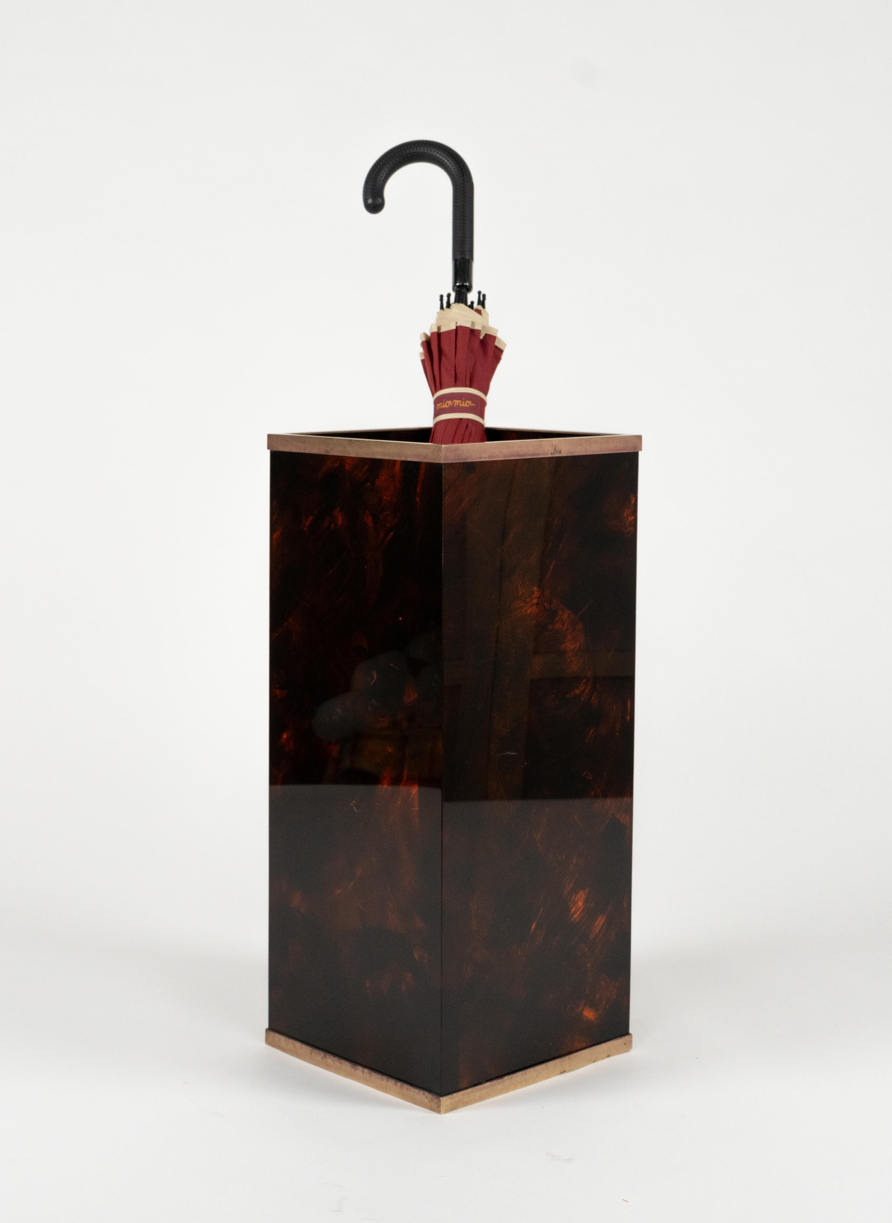 Umbrella Stand in Tortoiseshell Lucite & Brass Christian Dior Style, Italy 1970s In Good Condition For Sale In Rome, IT