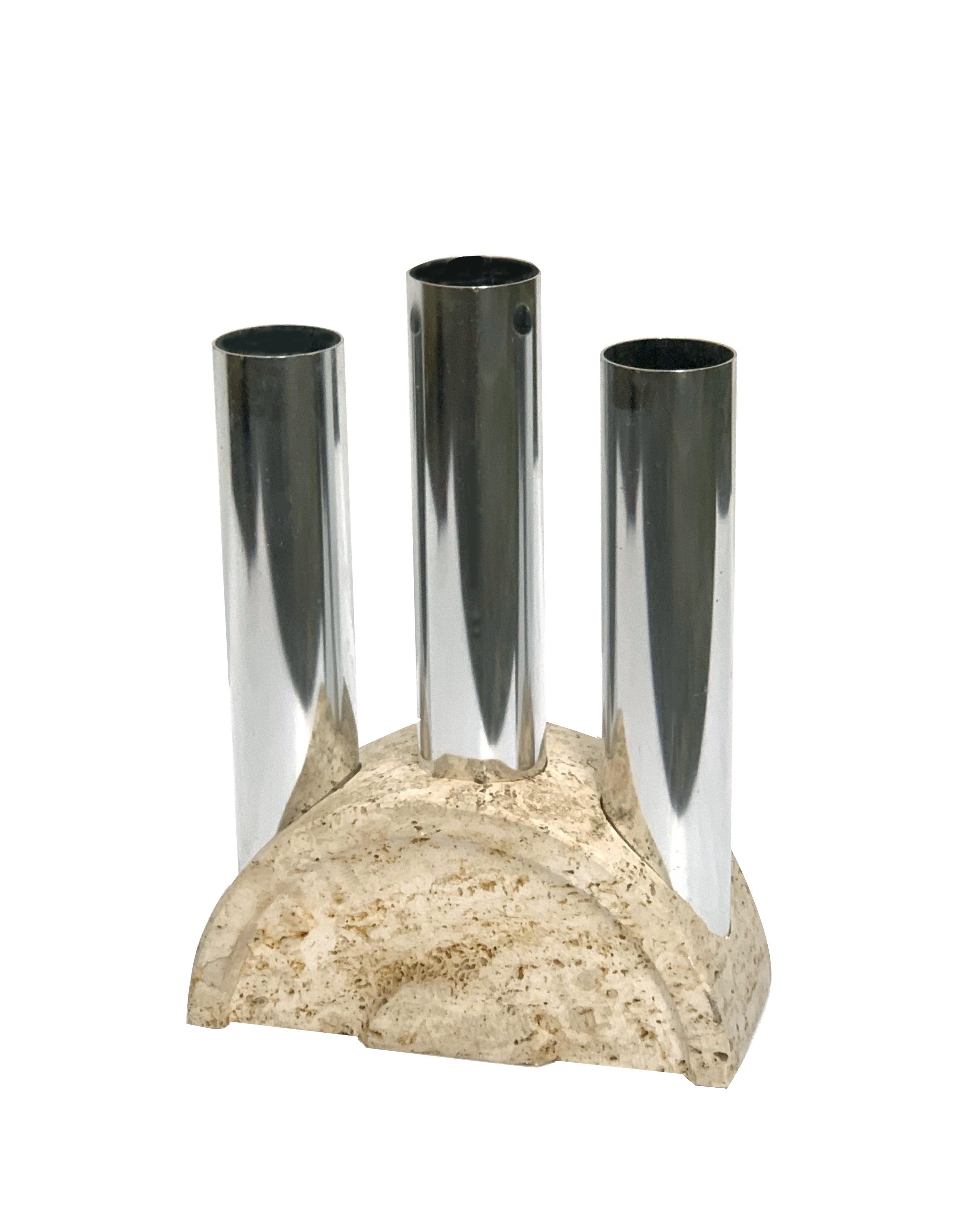 Umbrella stand in travertine marble and three metal cylinders.
It could also be used as a flower holder or sculpture vase.
Fratelli Manelli, Italy 1970s.
The three cylinders are removable.