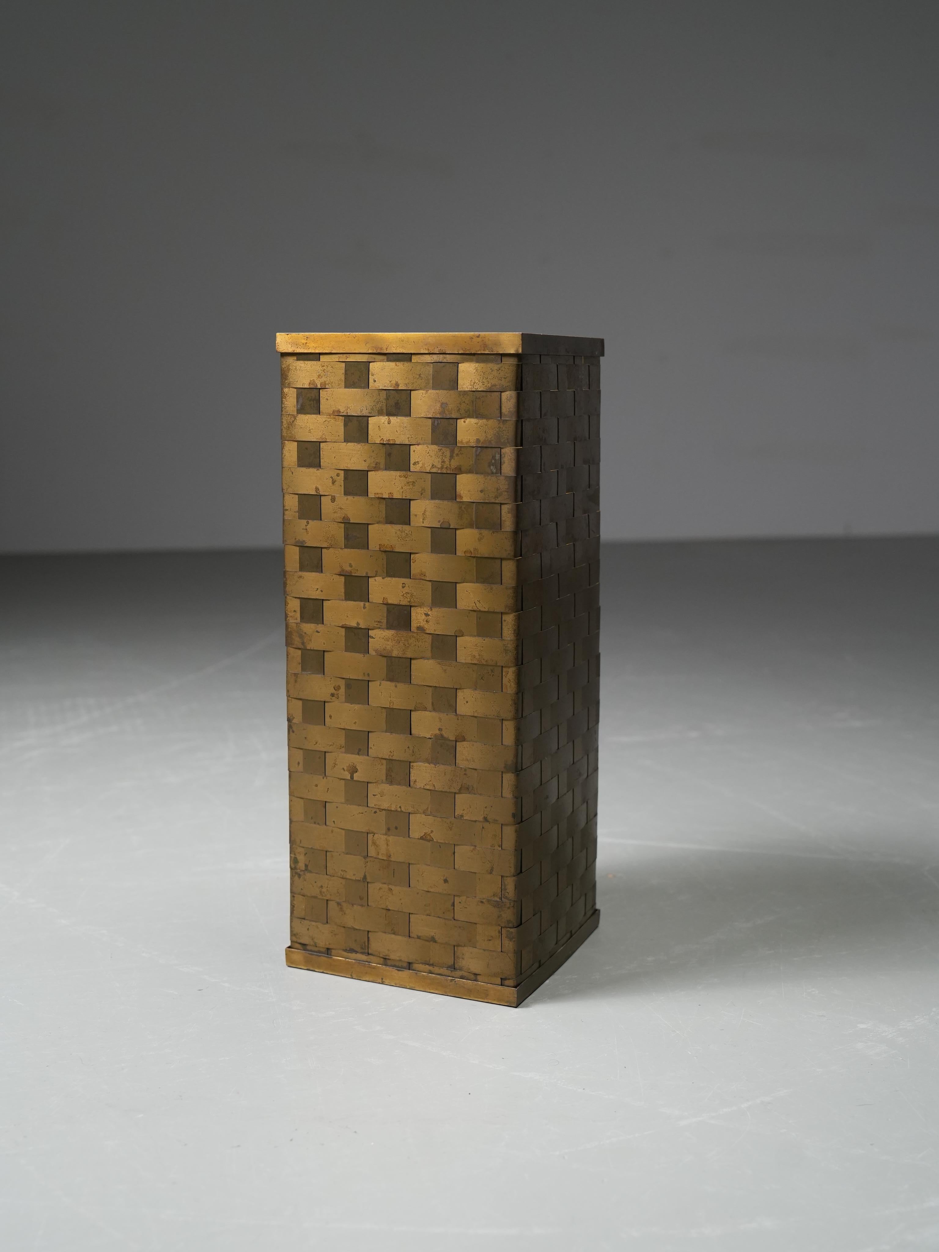 Laiton tressé à la main, ils ne sont plus fabriqués comme cela. Pour tous ceux qui vivent dans un pays pluvieux et qui recherchent des éléments de style subliminaux dans leur hall d'entrée. On voit tout de suite qu'il s'agit de la grâce italienne à