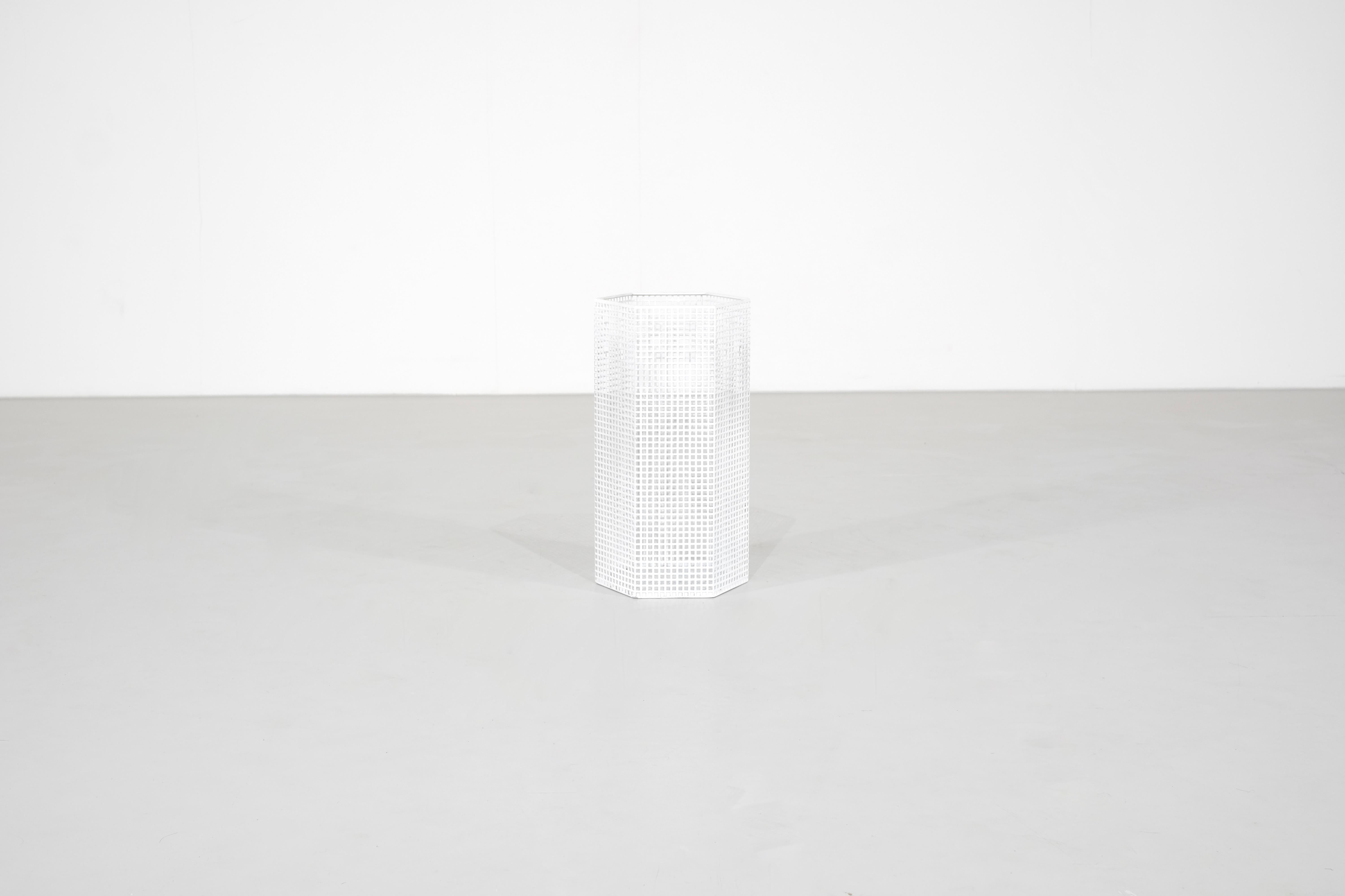 Porte-parapluie ou Corbeille à papier ou est une réédition de la corbeille originale, pliée et estampillée construction en tôle d'acier blanc émaillé, repeint.
Conçu par l'architecte autrichien Josef Hoffmann pour Bieffeplast, Allemagne, années