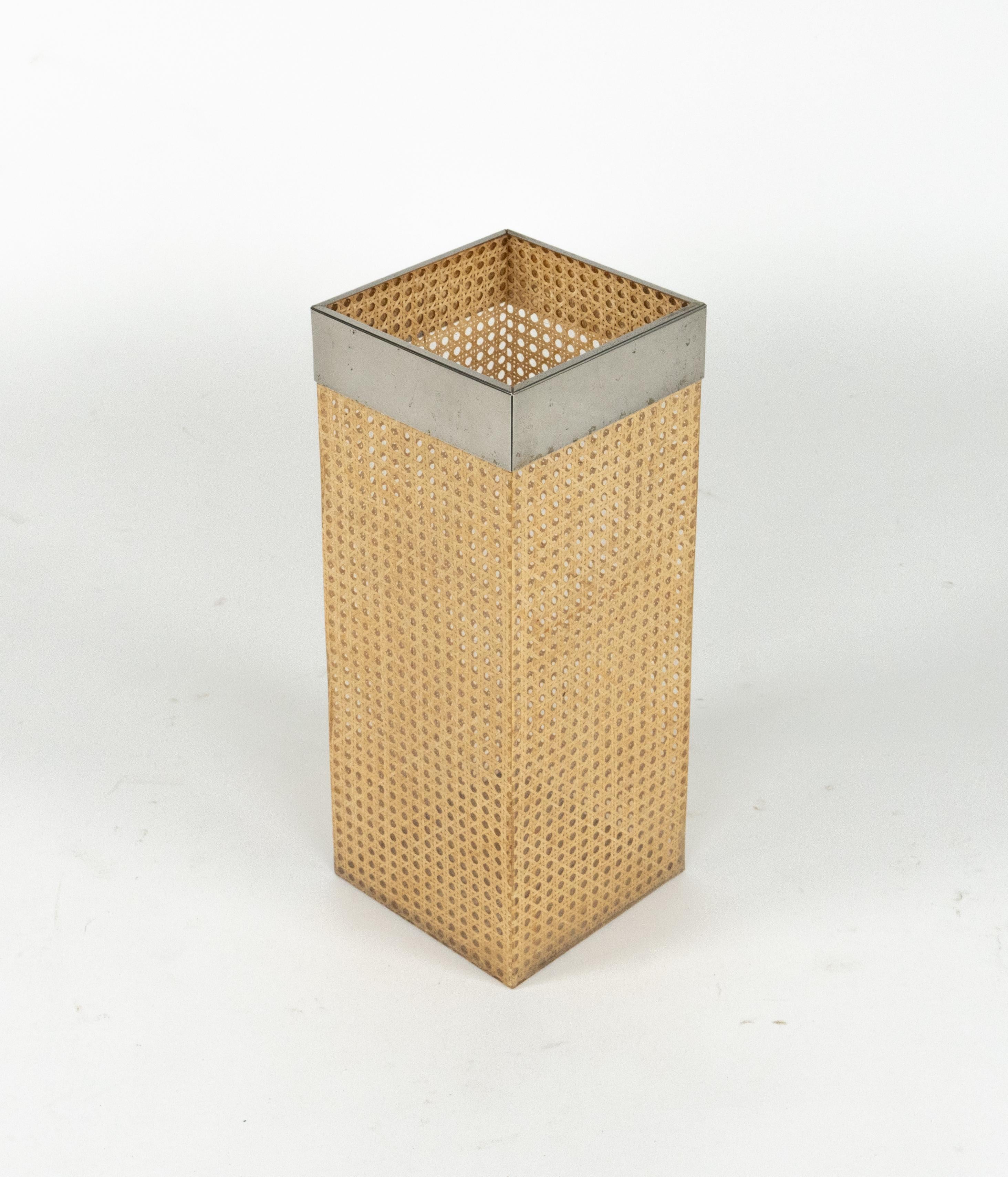 Erstaunlicher Schirmständer aus der Mitte des Jahrhunderts aus Lucit, Rattan und Stahl im Stil von Christian Dior Home.

Hergestellt in Italien in den 1970er Jahren.

Dieser Artikel ist eine wunderbare Ergänzung für jedes moderne Haus.