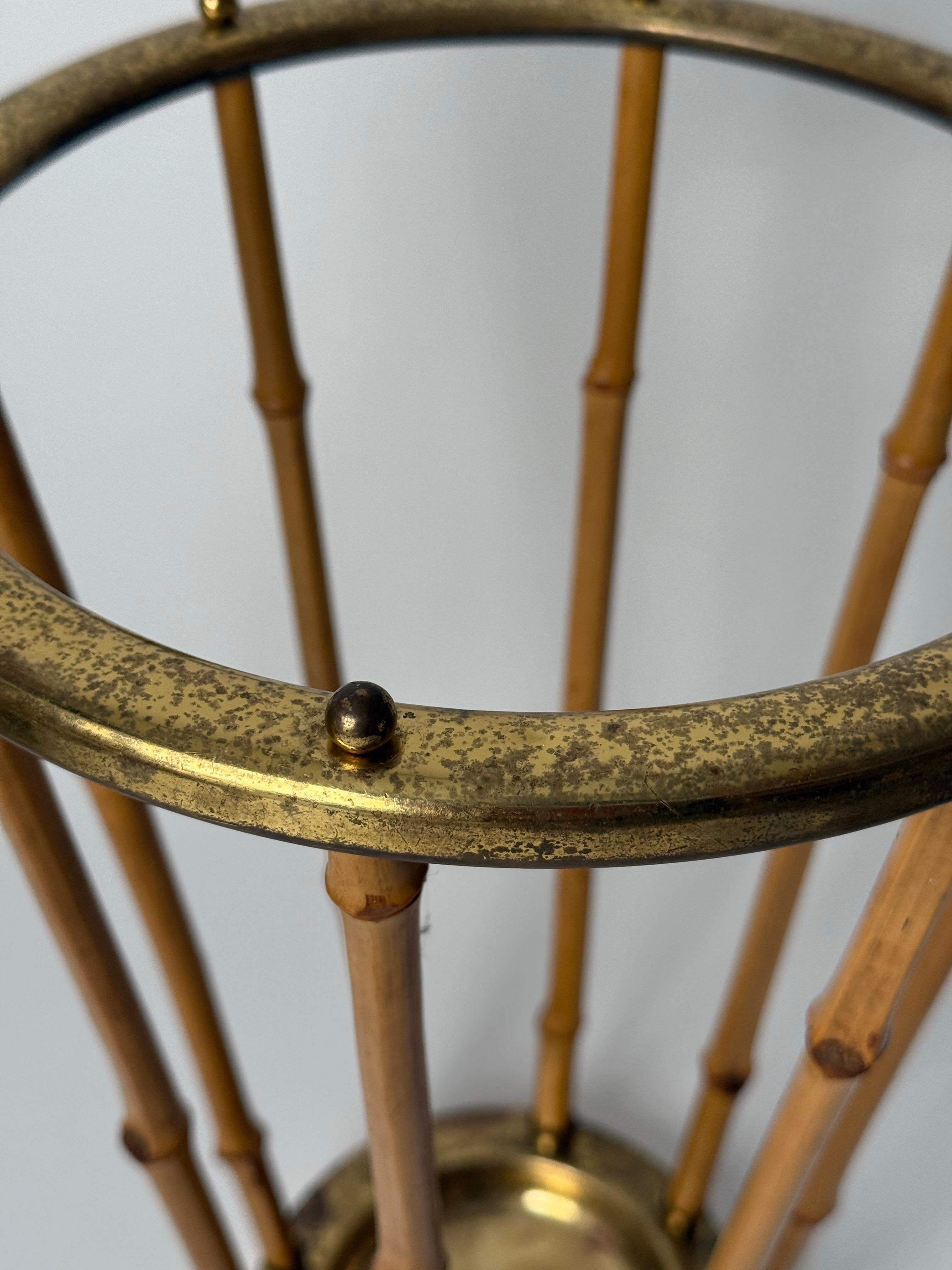 Amerai questo affascinante portaombrelli di metà secolo! Realizzato in bambù e ottone, è elegante e di alta qualità. L'ottone dorato si abbina perfettamente al colore del bambù. Il supporto è in ottimo stato! È un po' vecchio, ma va ancora forte.