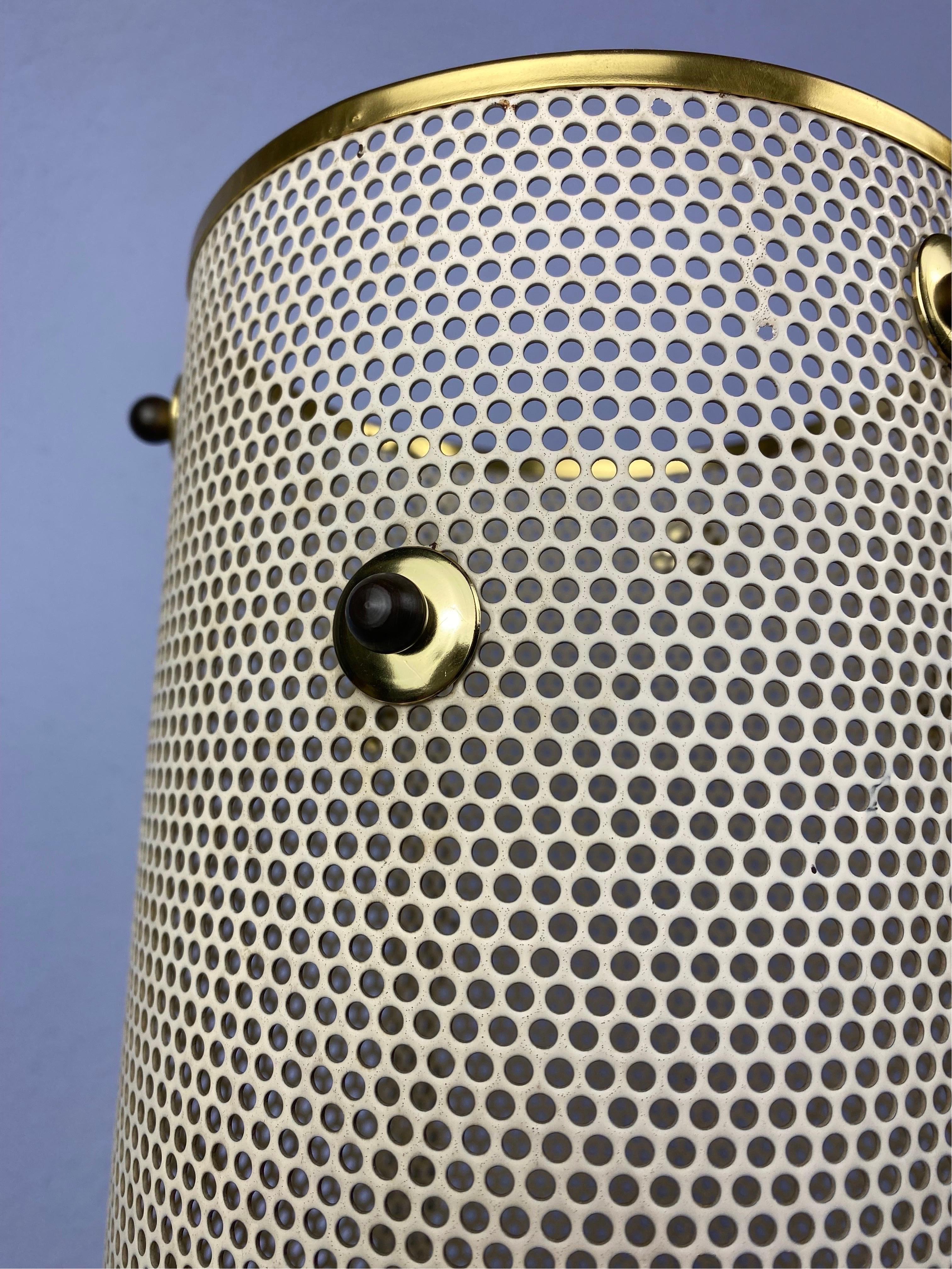 Paragüero Mategot 50s Jarrón cilíndrico de metal perforado con detalles dorados Moderno de mediados de siglo en venta