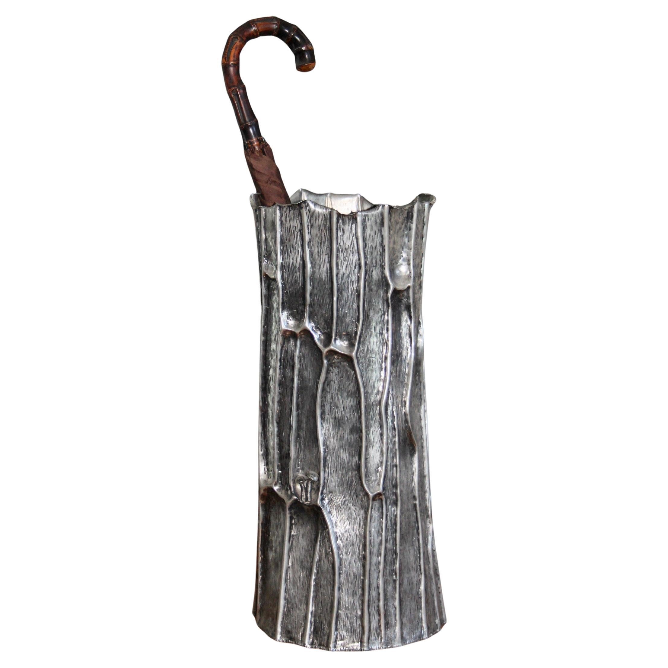 Umbrella Stand gemeißelt Zinn und signiert Carlo Mazzantini im Angebot