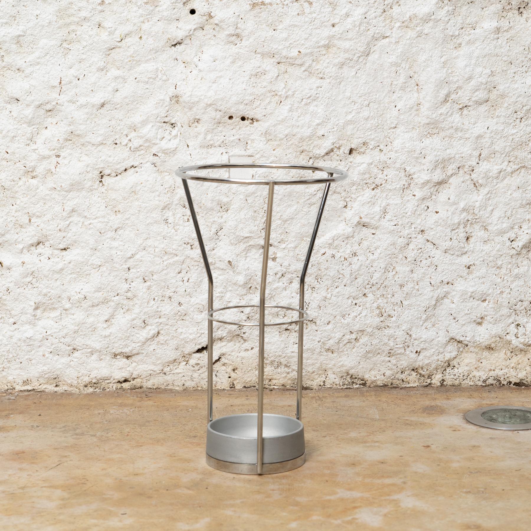 Umbrella Stand and Ashtray model Tomba’l.
Designed by Miguel Milà.
Manufactured by Misel·lania (Spain), circa 1989.

All made in metal.

In good original condotion, with minor wear consistent of age and use, preserving a beautiful patina.

With