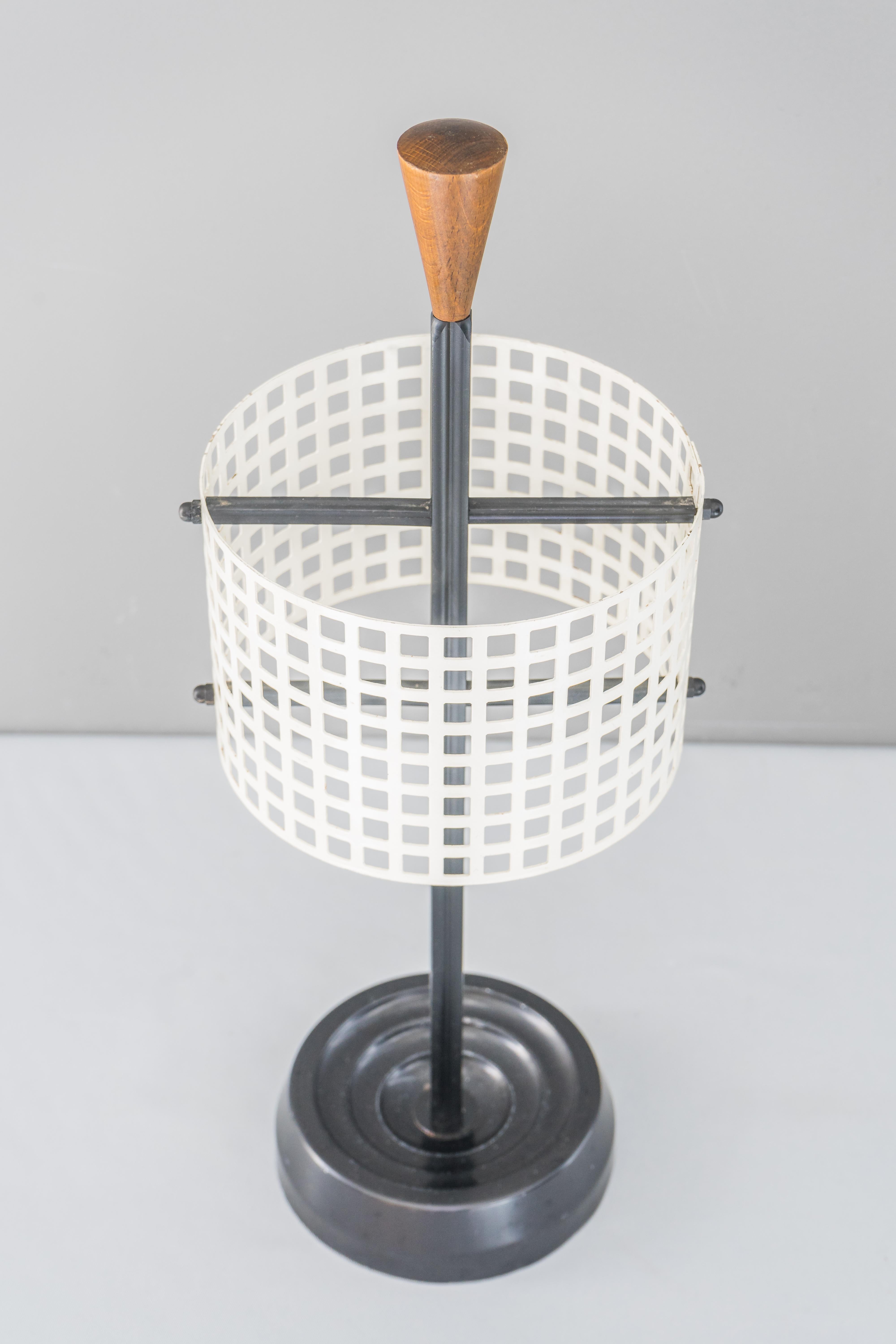 Porte-parapluies Vienne, circa 1950s
Métal avec poignée en bois laqué
État original.