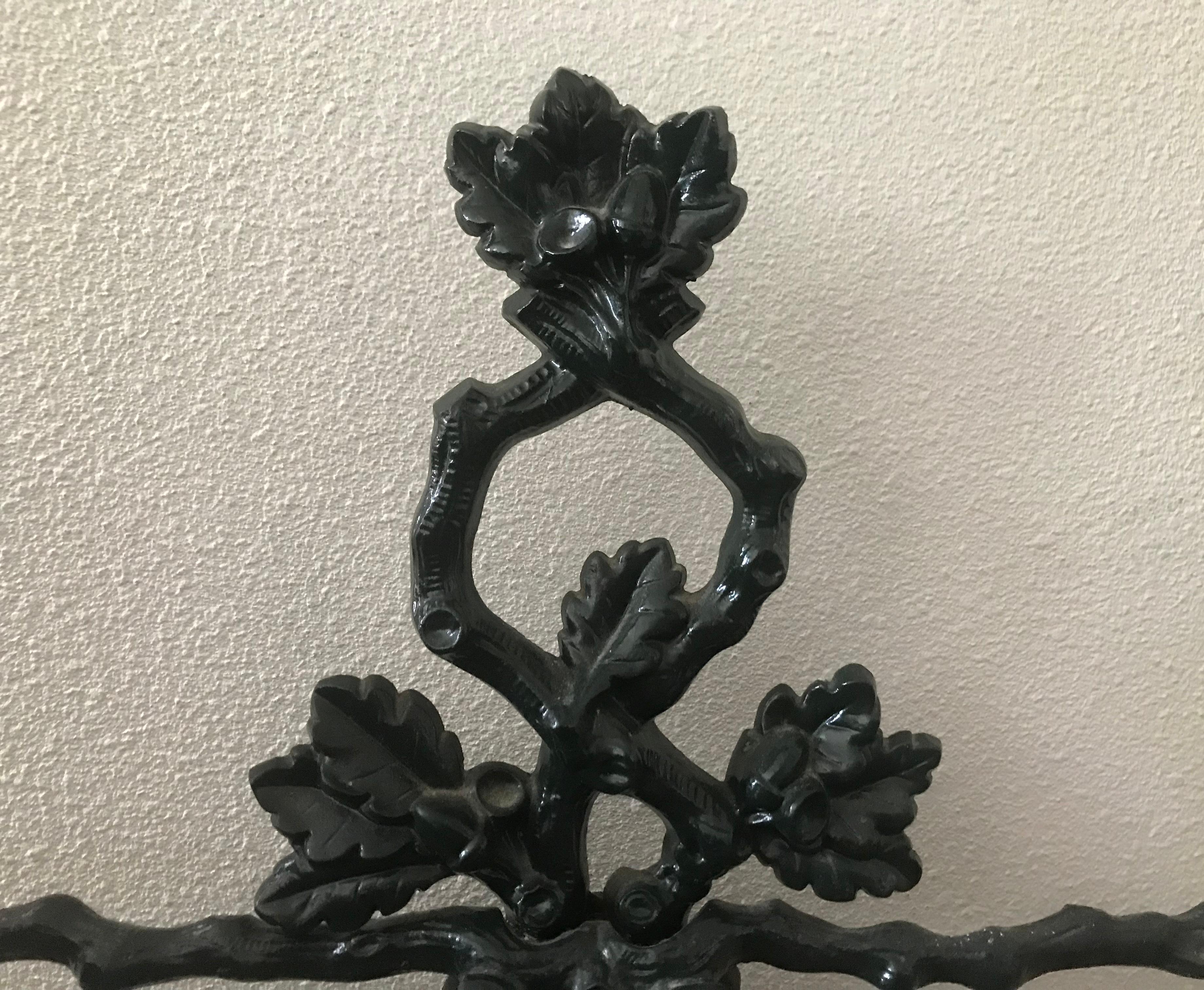 Wall umbrella stand in cast iron with a hunting dog.