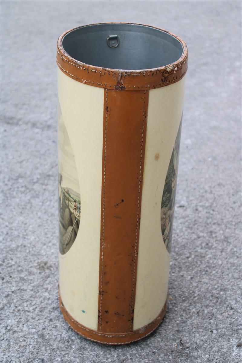 Umbrella stand with prints of 1950s country English life with leather parts In Good Condition For Sale In Palermo, Sicily