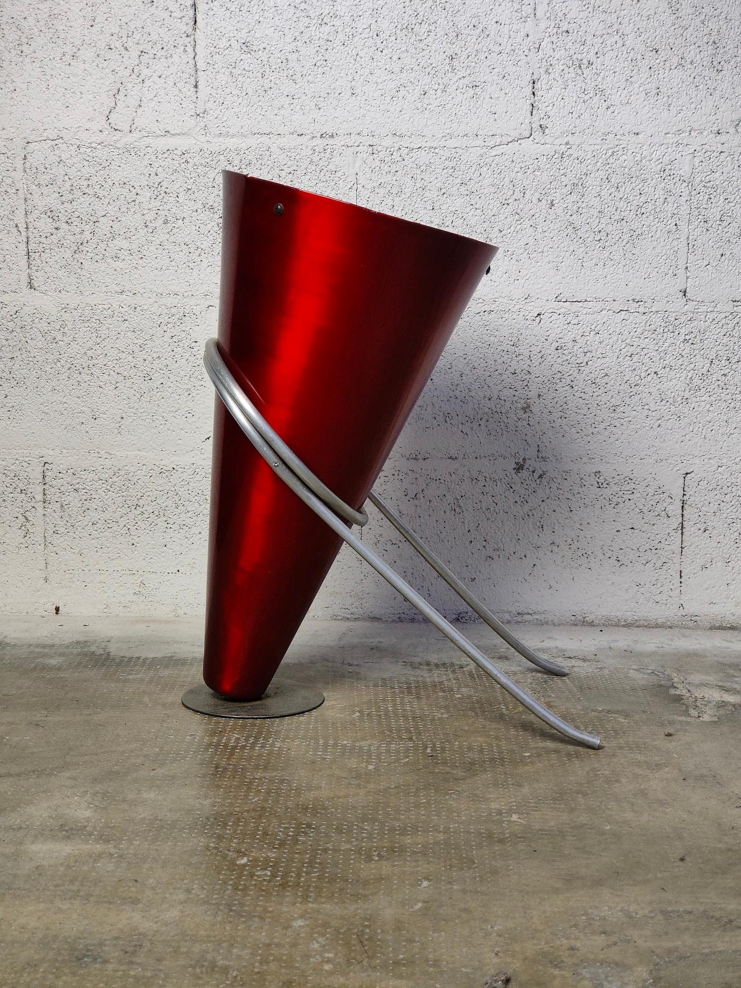Umbrella stand designed by Ettore Sottsass and produced by the Rinnovel Metallurgical Industry in the 70s. Rare and famous object, passed through many important auctions in the sector. Made entirely of painted aluminum.
ETTORE SOTTSASS
(Innsbruck,