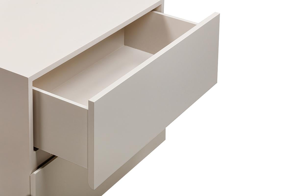 Nachttisch aus Umbrien: Minimalistische Schlafzimmeraufbewahrung - Taupe Mattlack (Gemalt) im Angebot