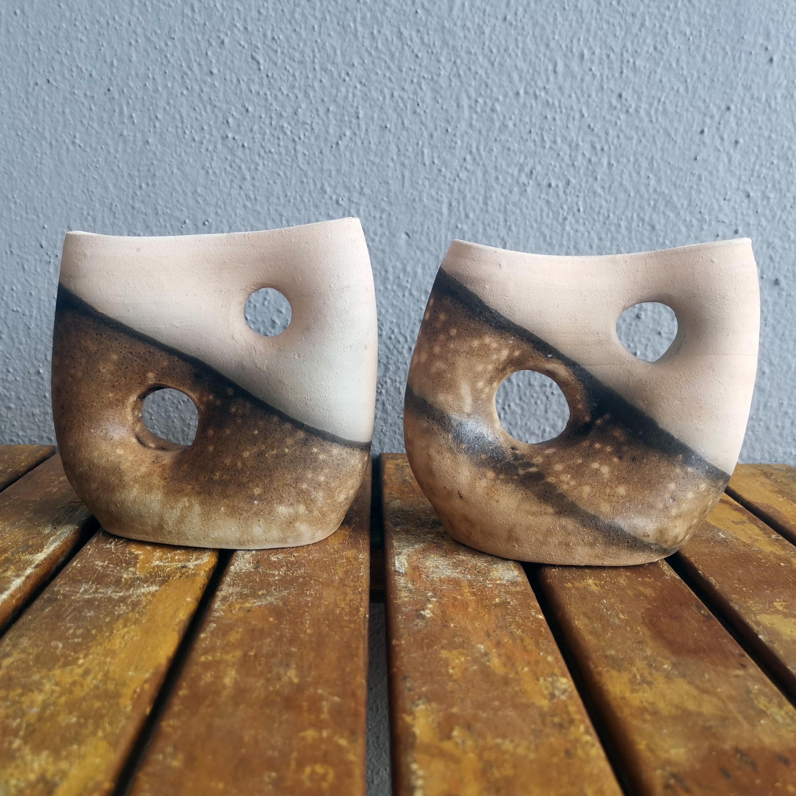 Sie erhalten :
 
 2 Einheiten der Umi Vase in einer Ausführung Ihrer Wahl.
 
 Umi ( 海 ) ~ (n) Meer
 
 Unsere Vase Umi heißt so, weil sie auf den ersten Blick wie ein Teil einer Koralle aussieht, dank ihrer ausgehöhlten Teile, die das Gefühl