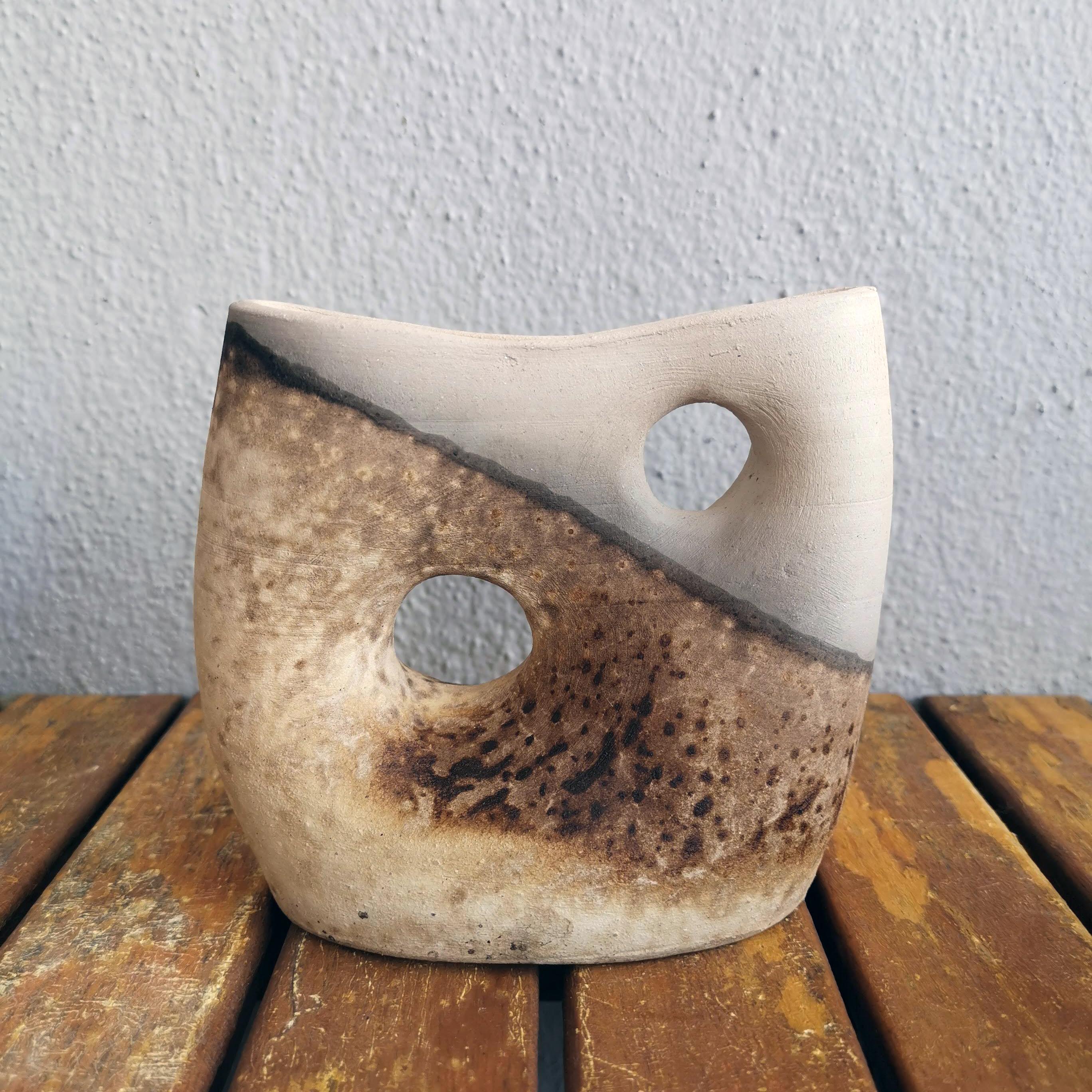 Moderne Vase en poterie Umi Raku - Obvara - Décoration intérieure en céramique faite à la main en vente