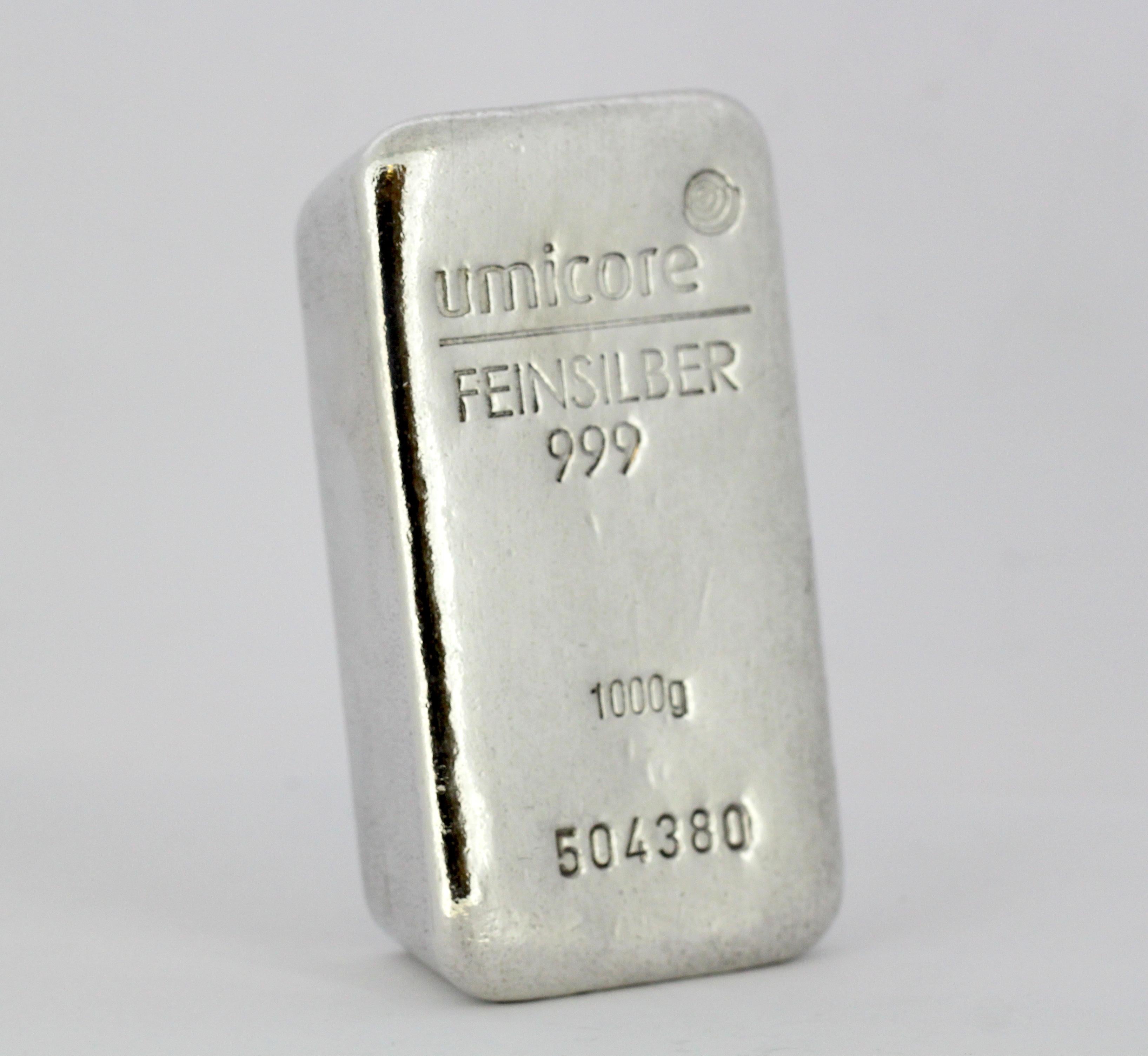 Umicore .999 silver 1kg (1000g) poured bar.

Dimensions:
Size: 8.9 x 4.8 x 2.6 cm
Weight: 1000 grams

Condition: Pre-owned, great condition.