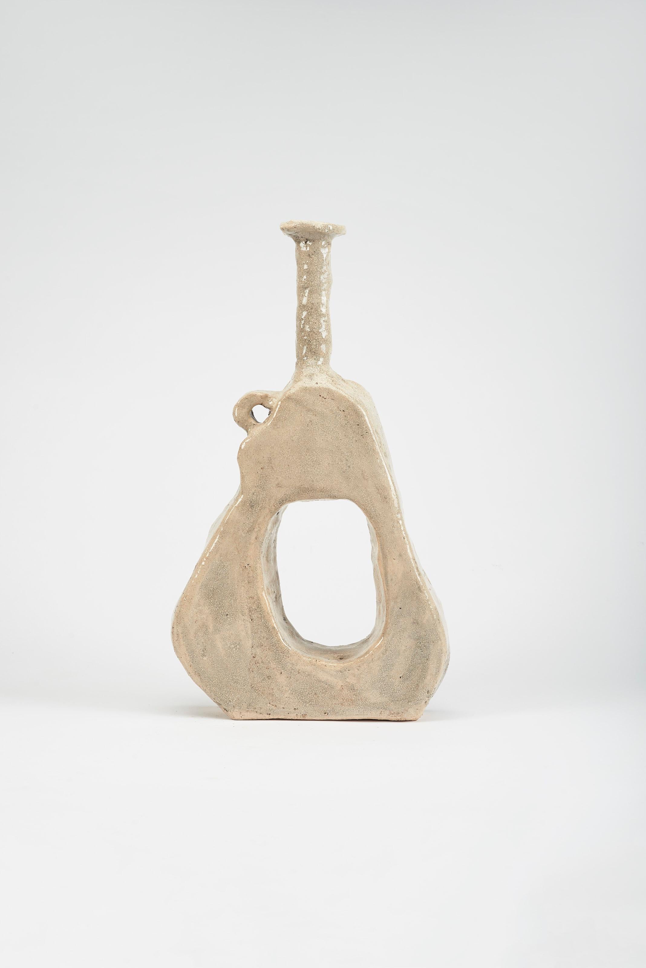 Große Umo-Vase von Willem Van Hooff
Abmessungen: B 50 x T 10 x H 62 cm (Die Abmessungen können variieren, da es sich um handgefertigte Stücke handelt, die leichte Größenabweichungen aufweisen können)
MATERIAL: Glasierte Keramik

Der Kern besteht aus