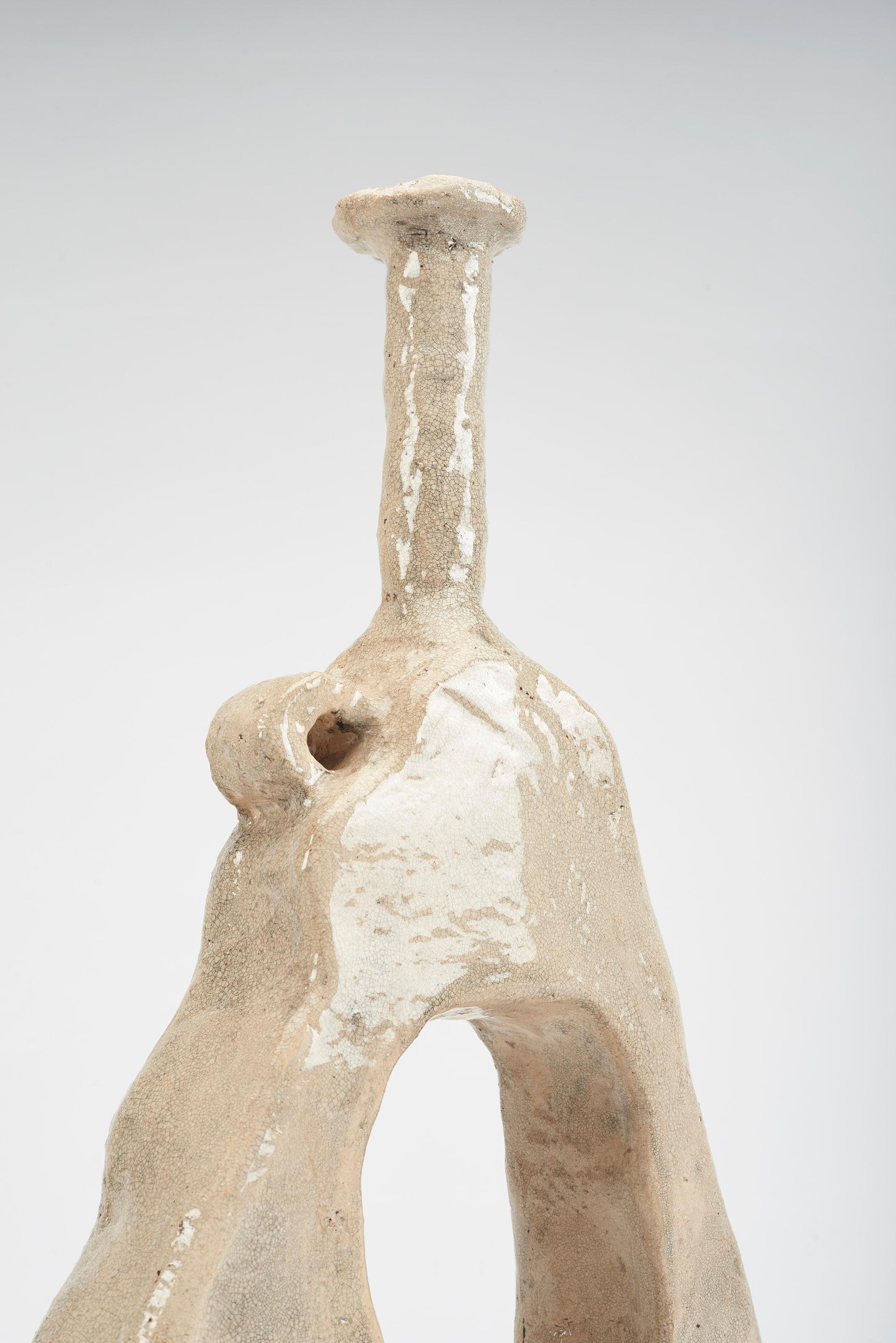 Vernissé Grand vase en céramique beige uni de forme organique ancienne de Willem Van Hooff en vente