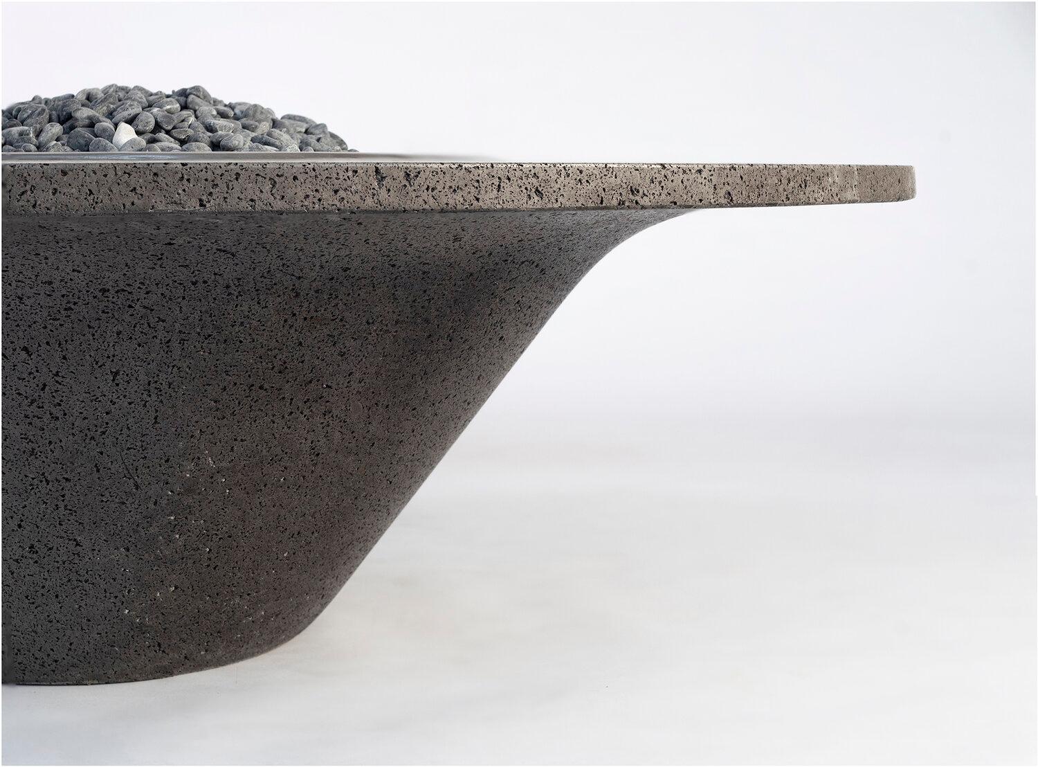 UMO Roca, eine Feuerstelle/Skulptur aus Vulkanstein, die von erfahrenen Handwerkern mit Meißel und Hammer geschaffen wurde, um Symmetrie, Gleichgewicht, Funktion und Form zu schaffen. Innerhalb dieser beeindruckenden monolithischen Einfachheit und