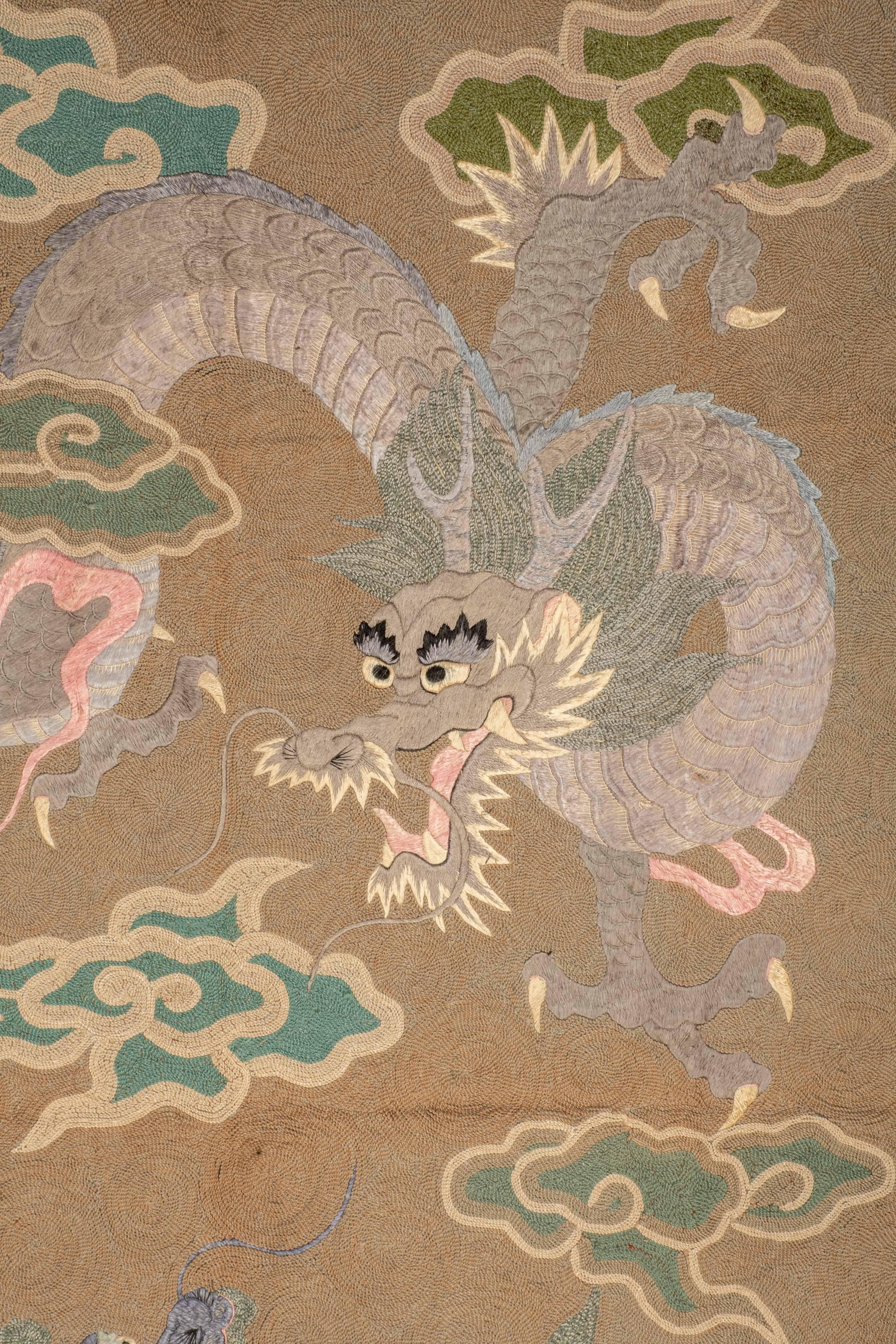 Japanese Tapisserie en soie brodée en relief représentant un dragon et un kirin en vente