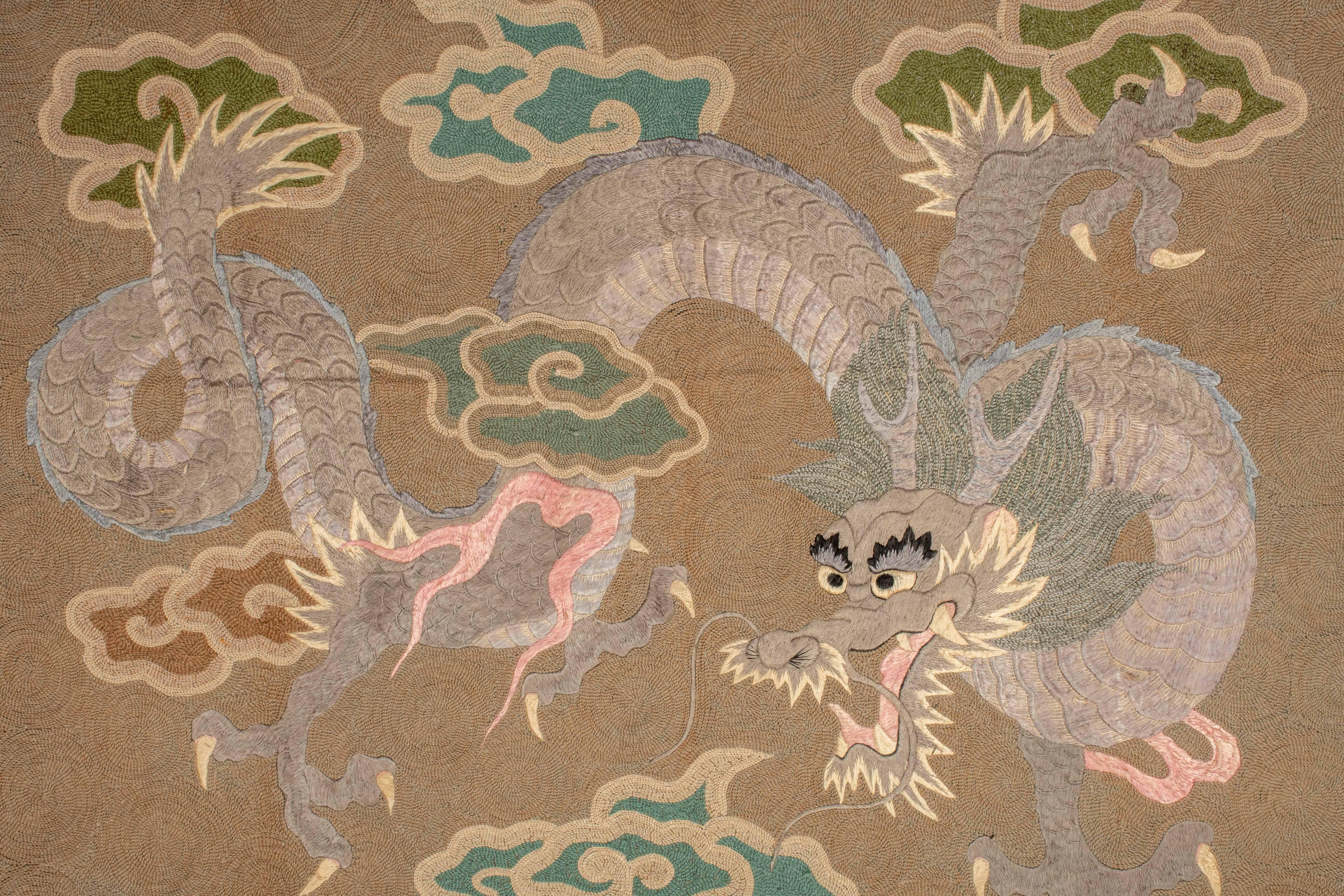 Brodé Tapisserie en soie brodée en relief représentant un dragon et un kirin en vente