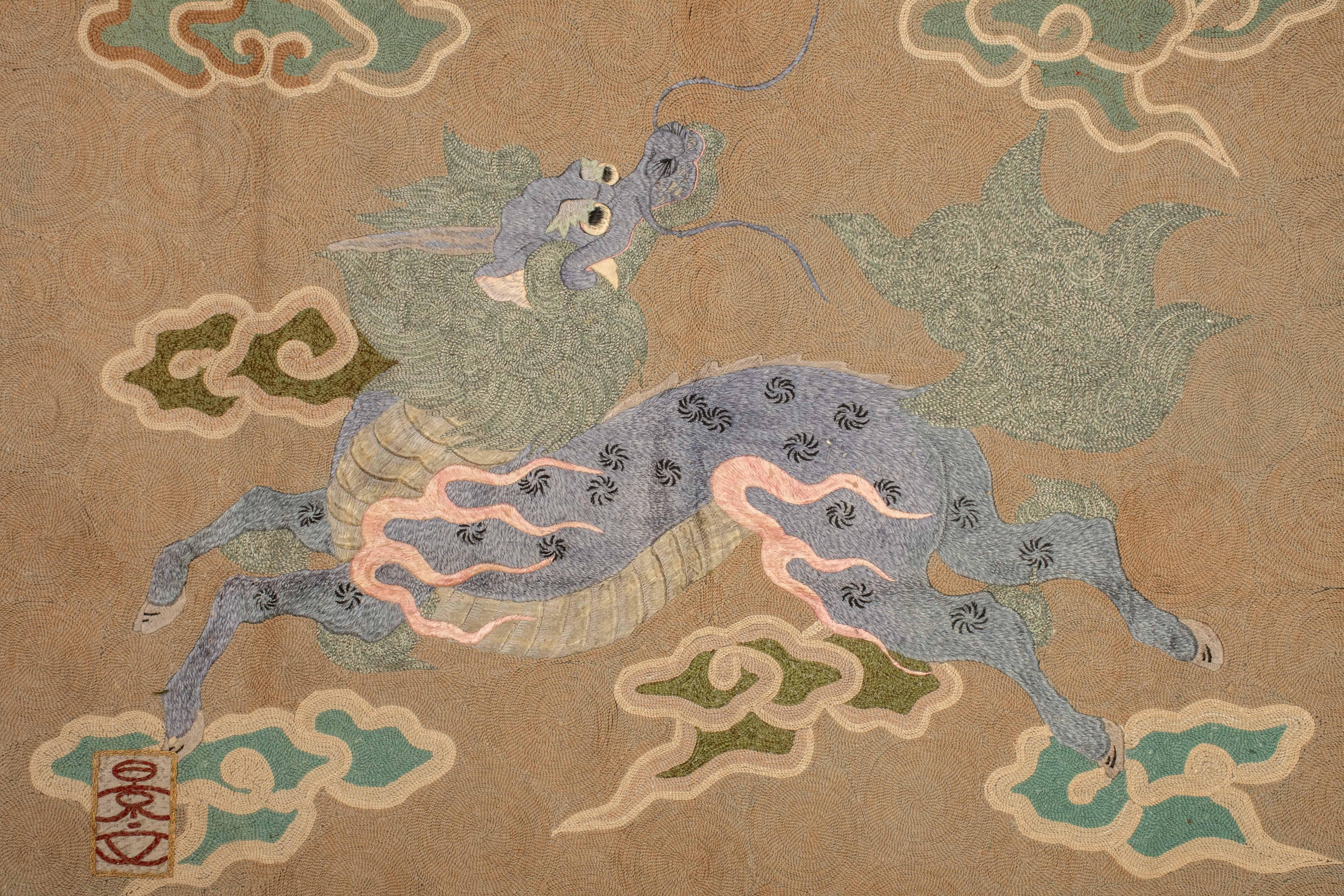 Tapisserie en soie brodée en relief représentant un dragon et un kirin Excellent état - En vente à Milano, IT