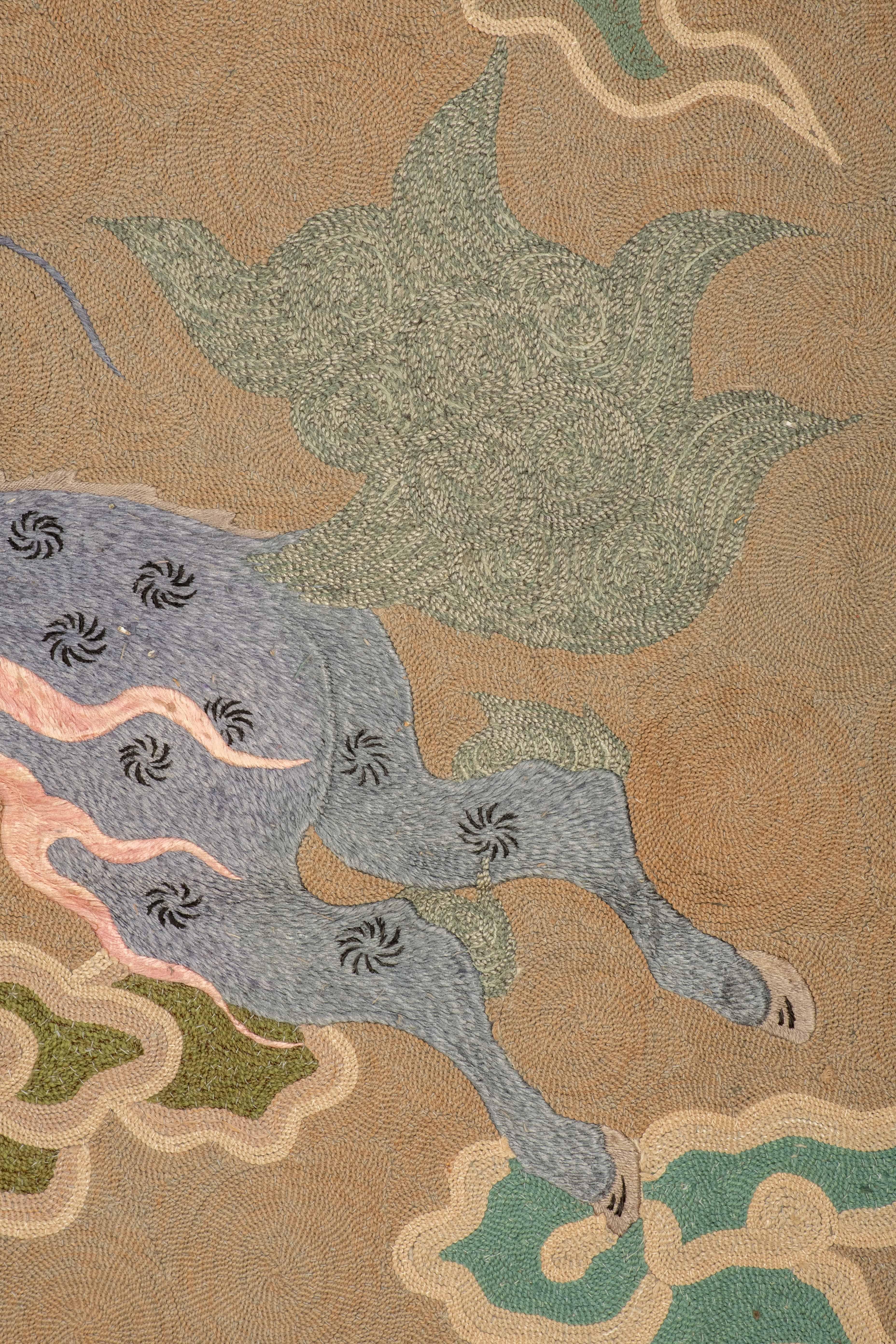 19th Century Tapisserie en soie brodée en relief représentant un dragon et un kirin en vente