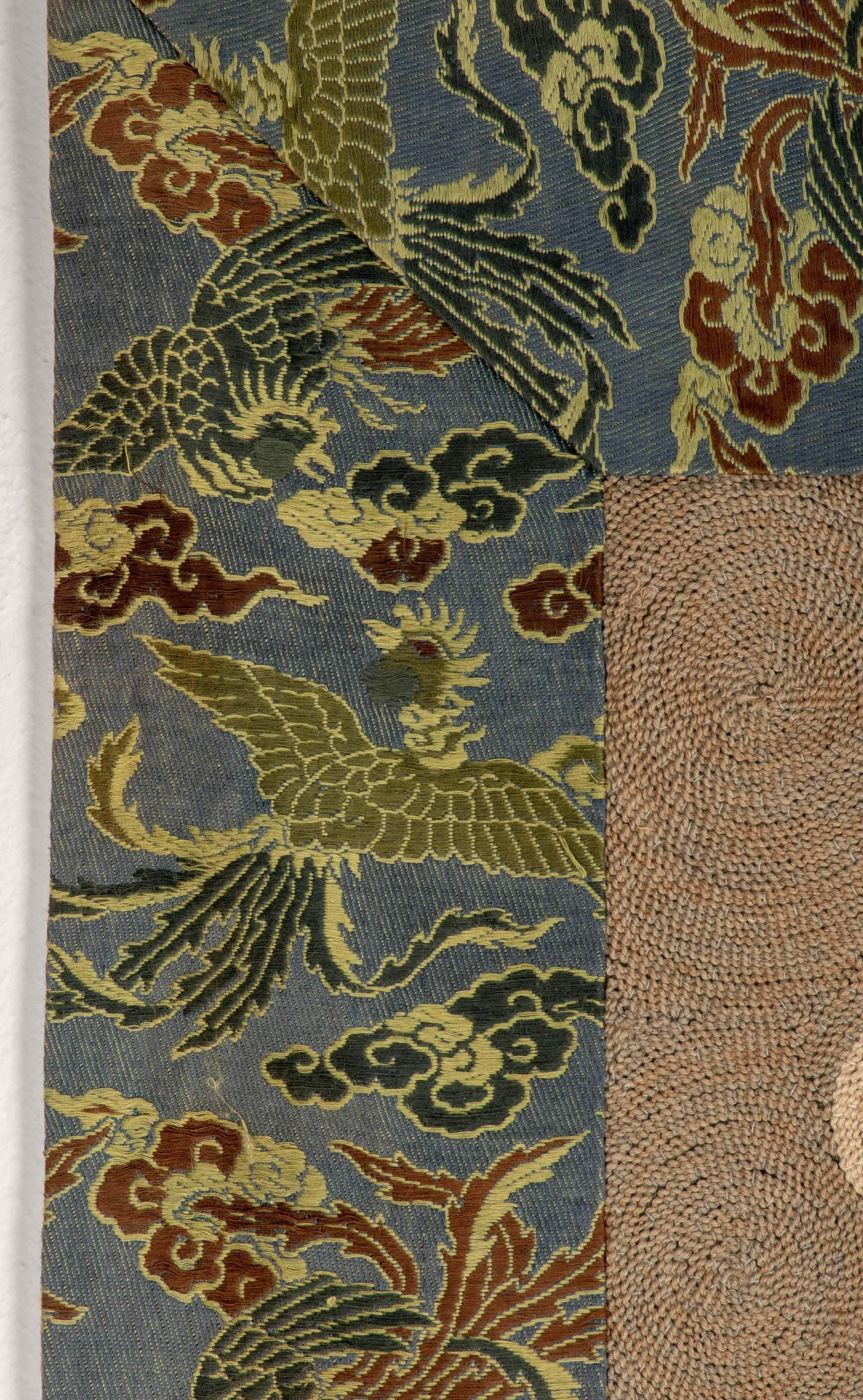 Soie Tapisserie en soie brodée en relief représentant un dragon et un kirin en vente
