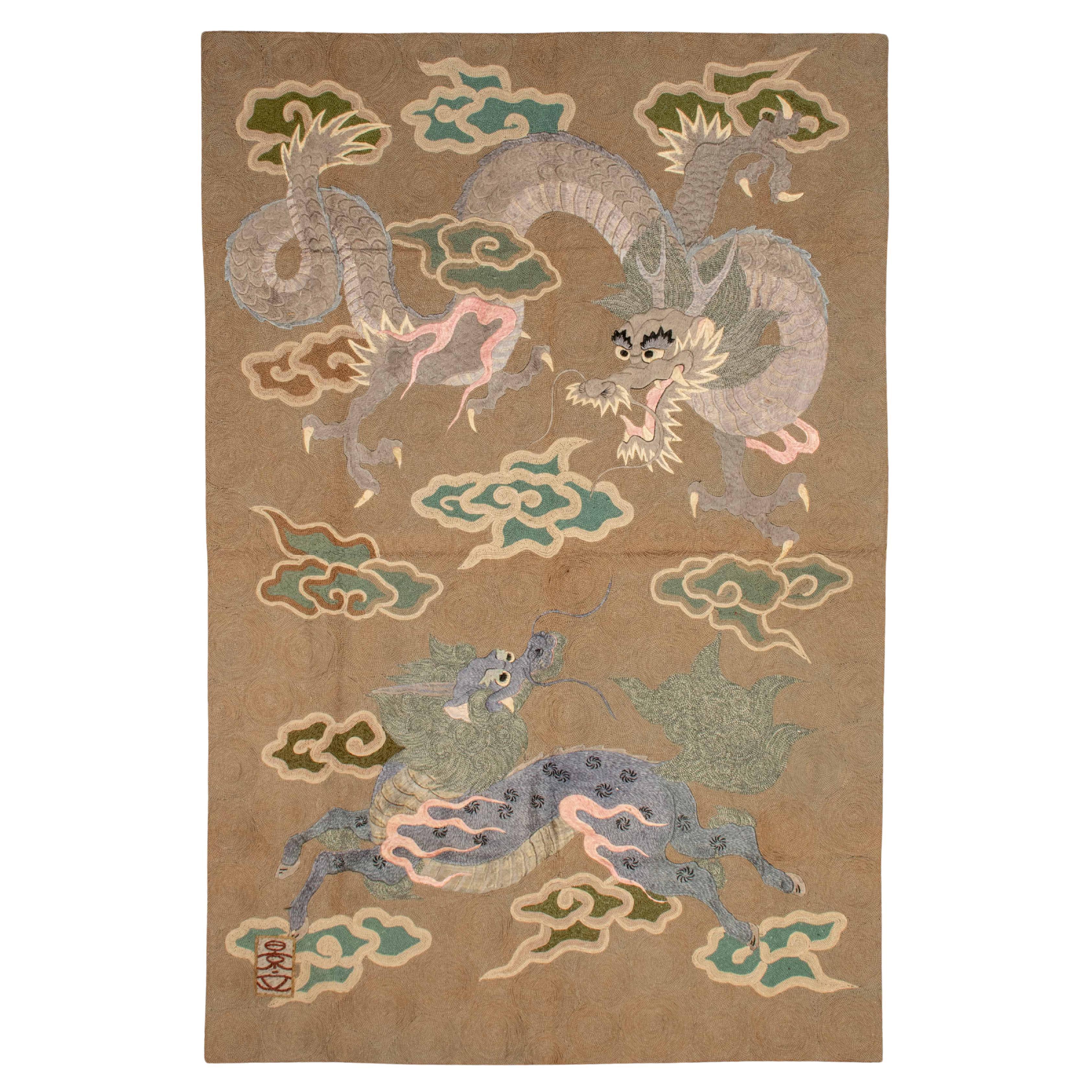 Reliefbestickter Seidenteppich, der einen Drachen und einen Kirin darstellt