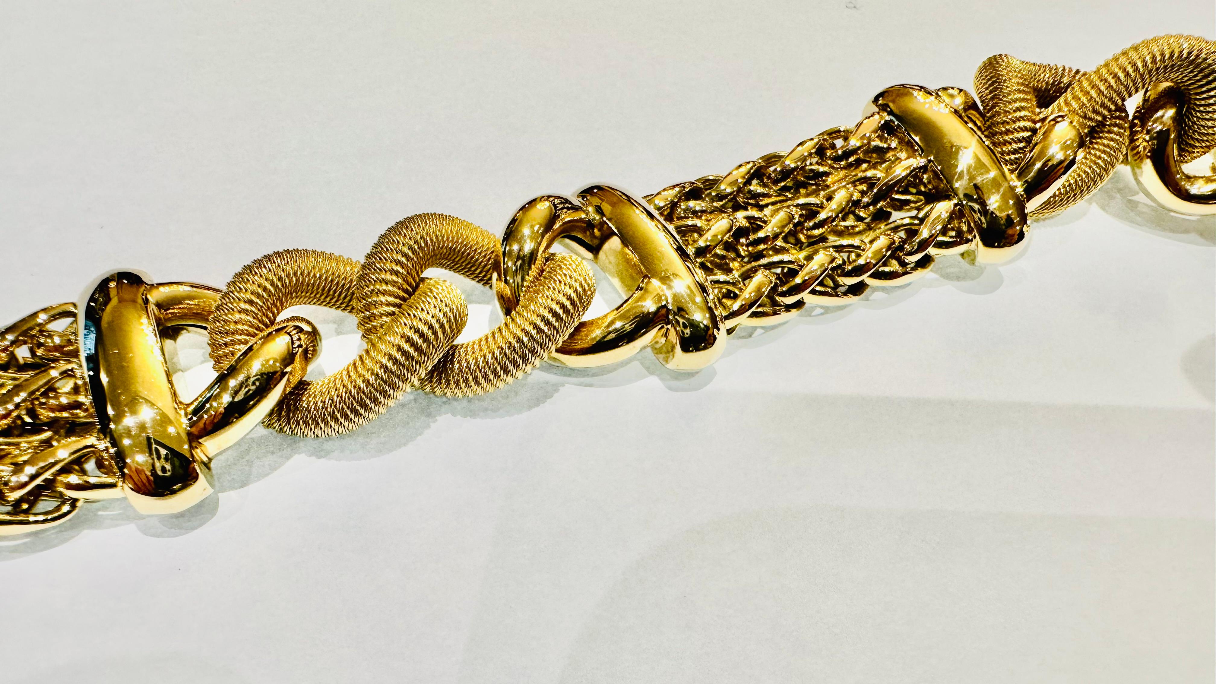 Un capolavoro d’oro intrecciato: eleganza e forza Made in Italy For Sale 7
