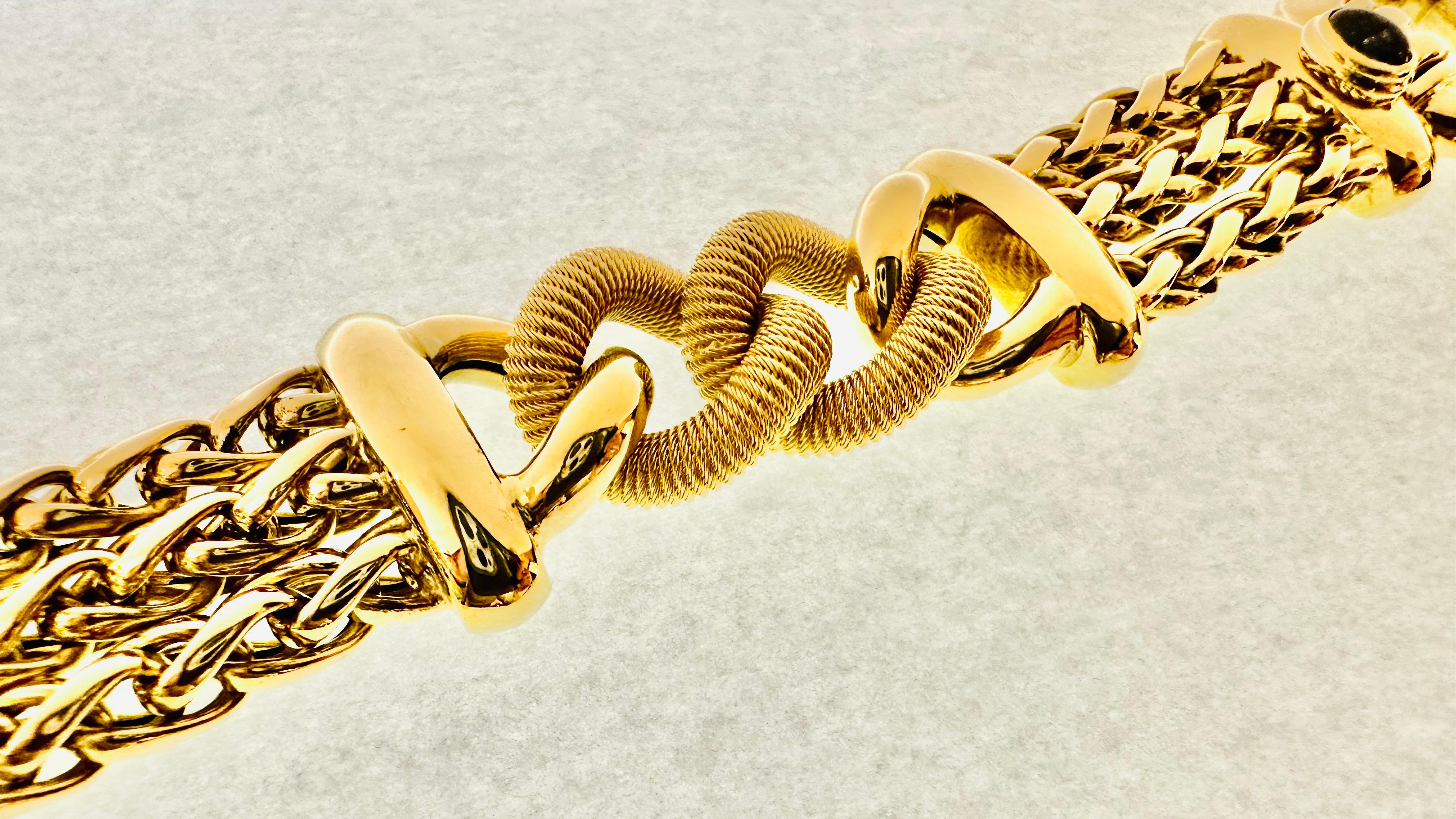 Questo esclusivo bracciale in oro giallo 18 carati rappresenta l’unione perfetta tra design audace e artigianalità italiana. Le maglie intrecciate e i dettagli lavorati con estrema cura donano al bracciale un aspetto maestoso e raffinato, mentre la
