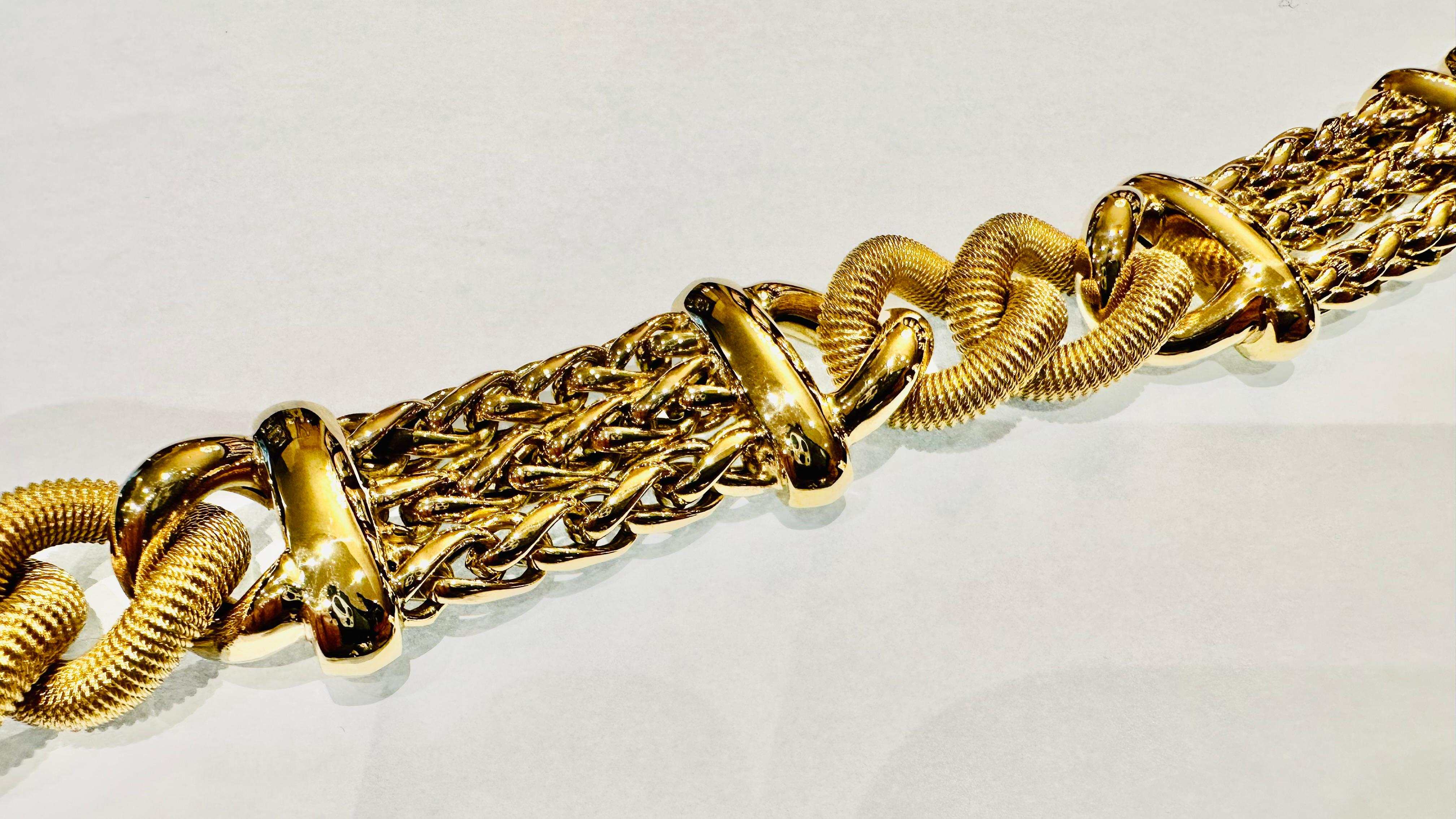 Un capolavoro d’oro intrecciato: eleganza e forza Made in Italy For Sale 3