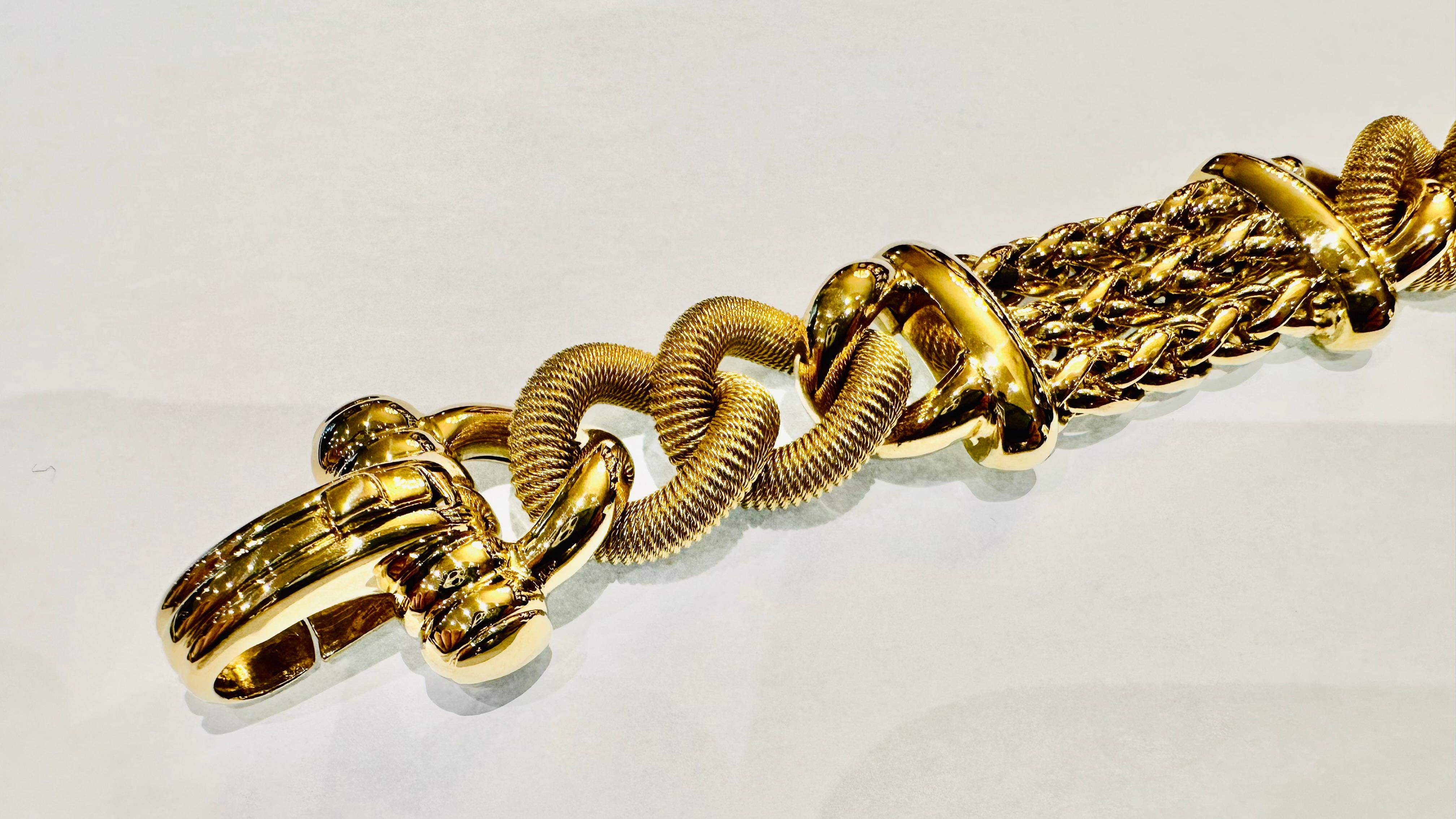 Un capolavoro d’oro intrecciato: eleganza e forza Made in Italy For Sale 4